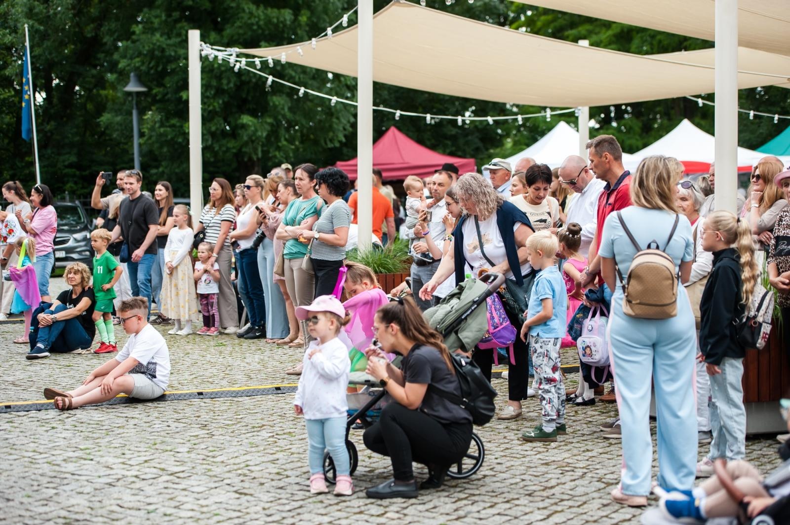 Zdjęcie w galerii na portalu naszraciborz.pl: Młode talenty na scenie Zamku Piastowskiego. Występy wychowanków Powiatowego Domu Kultury wiadomości z regionu