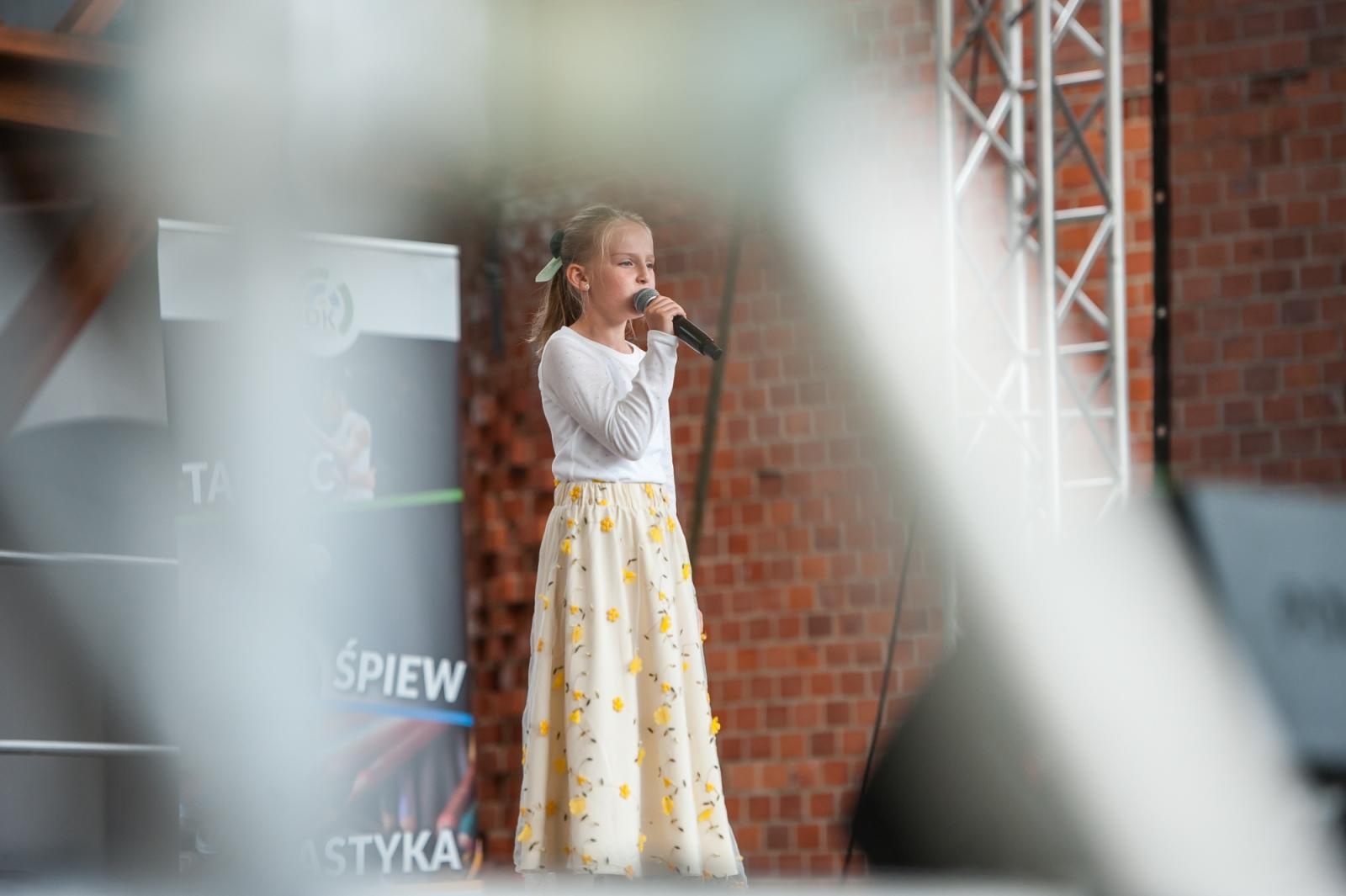 Zdjęcie w galerii na portalu naszraciborz.pl: Młode talenty na scenie Zamku Piastowskiego. Występy wychowanków Powiatowego Domu Kultury wiadomości z regionu
