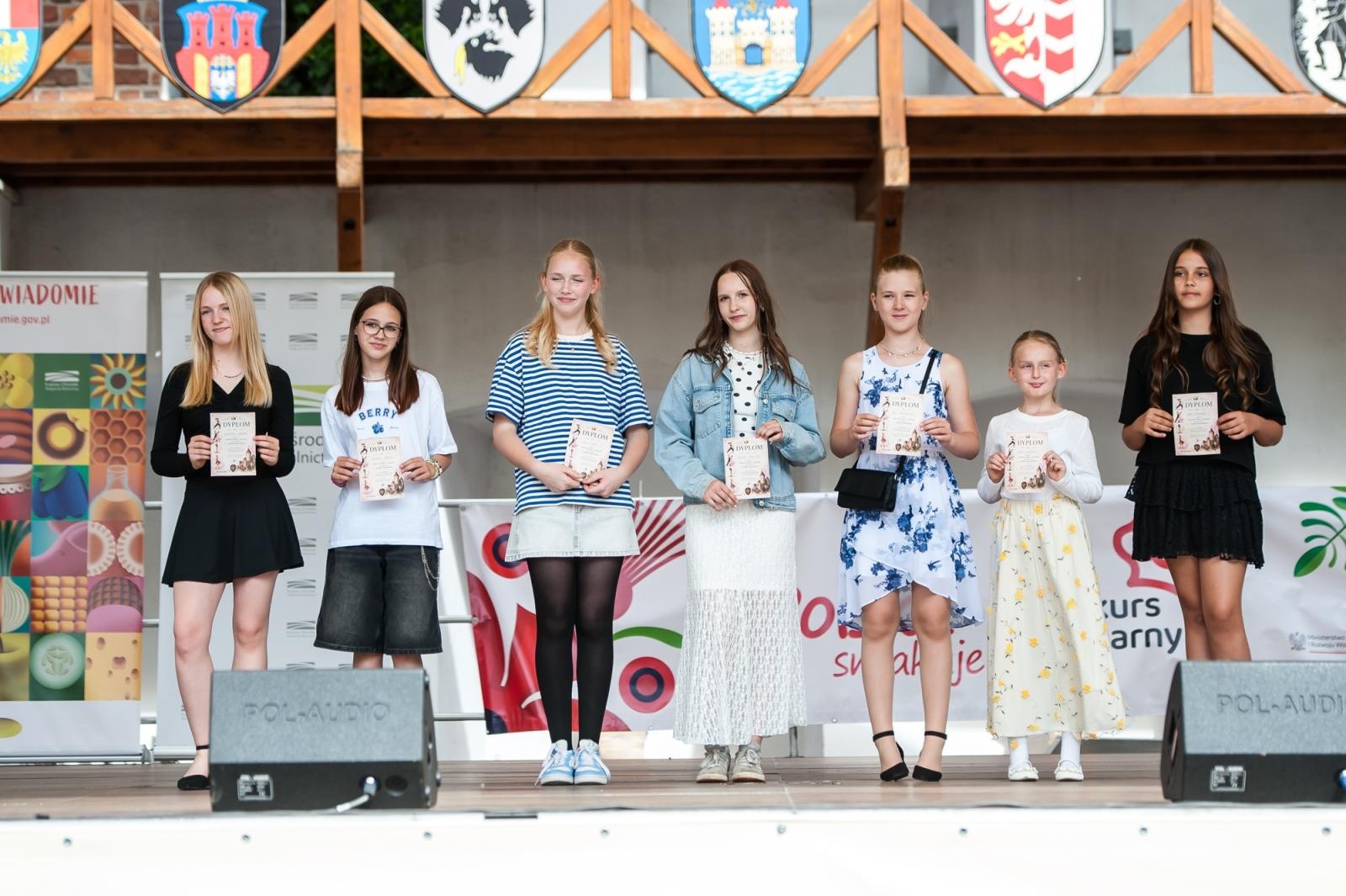 Zdjęcie w galerii na portalu naszraciborz.pl: Młode talenty na scenie Zamku Piastowskiego. Występy wychowanków Powiatowego Domu Kultury wiadomości z regionu