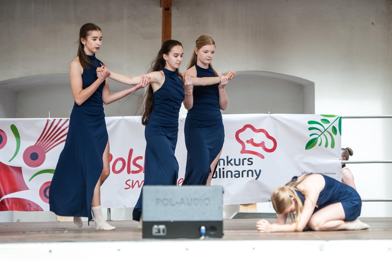 Zdjęcie w galerii na portalu naszraciborz.pl: Młode talenty na scenie Zamku Piastowskiego. Występy wychowanków Powiatowego Domu Kultury wiadomości z regionu