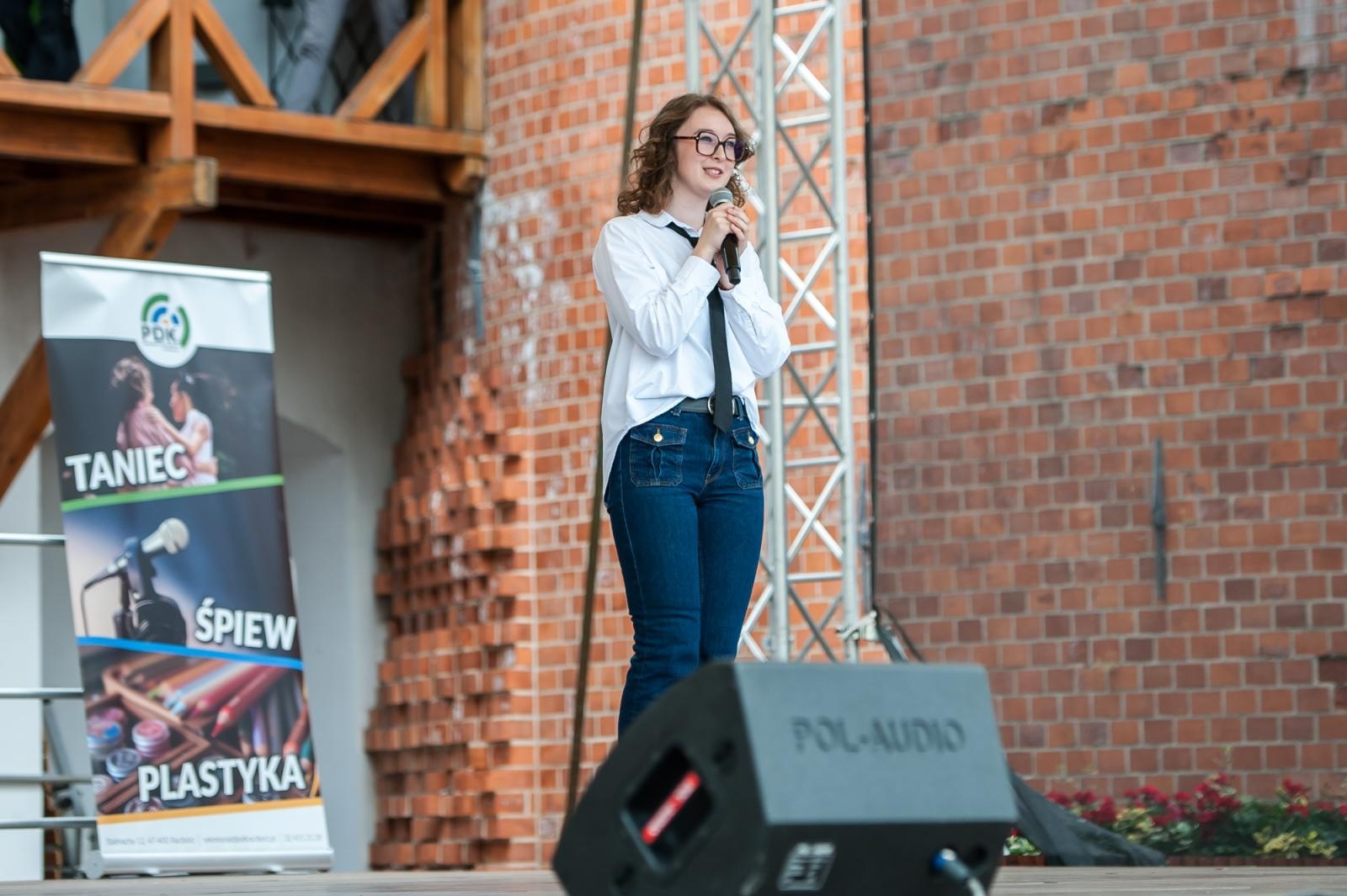 Zdjęcie w galerii na portalu naszraciborz.pl: Młode talenty na scenie Zamku Piastowskiego. Występy wychowanków Powiatowego Domu Kultury wiadomości z regionu