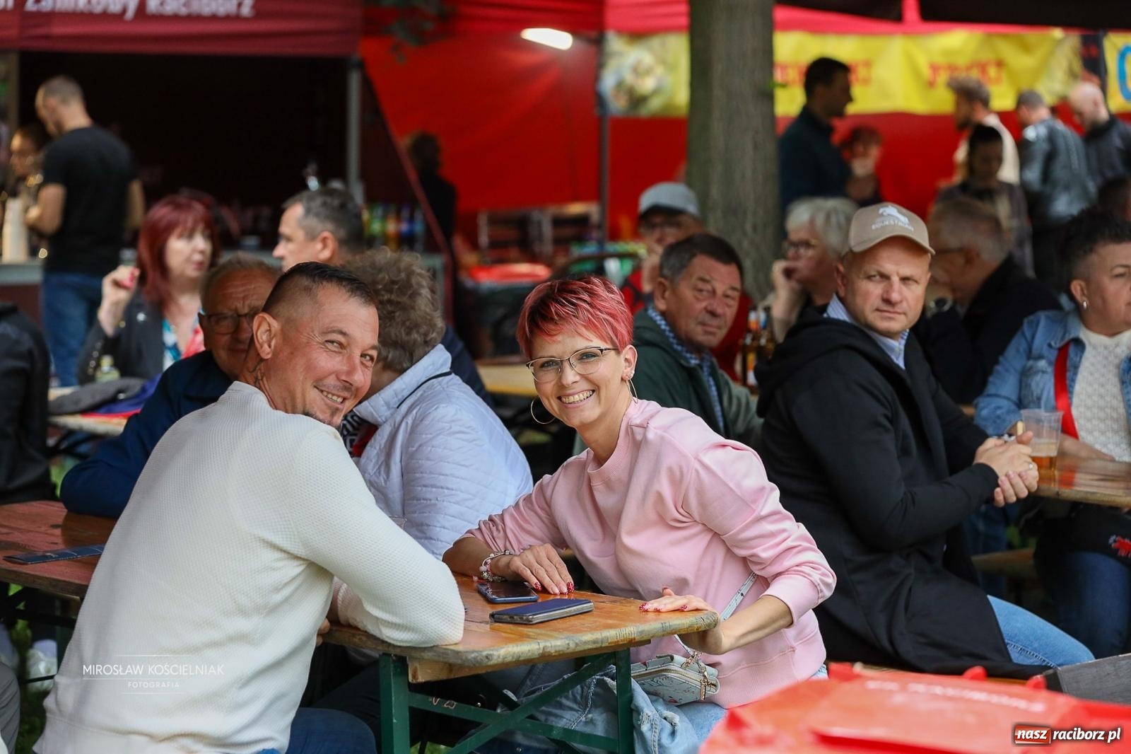 Zdjęcie w galerii na portalu naszraciborz.pl: JuicyPop rozgrzali publiczność mimo kapryśnej pogody wiadomości z regionu