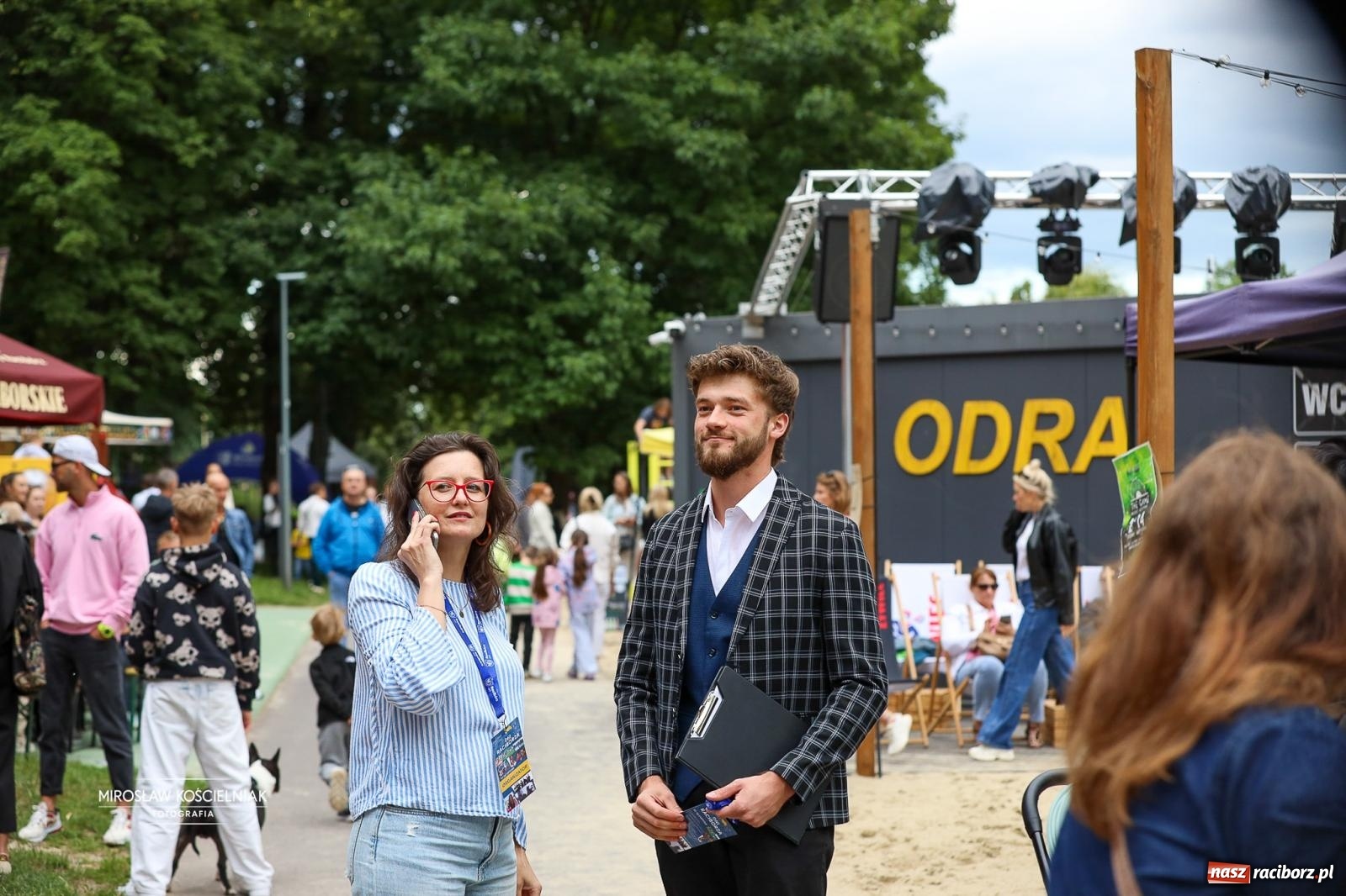 Zdjęcie w galerii na portalu naszraciborz.pl: JuicyPop rozgrzali publiczność mimo kapryśnej pogody wiadomości z regionu