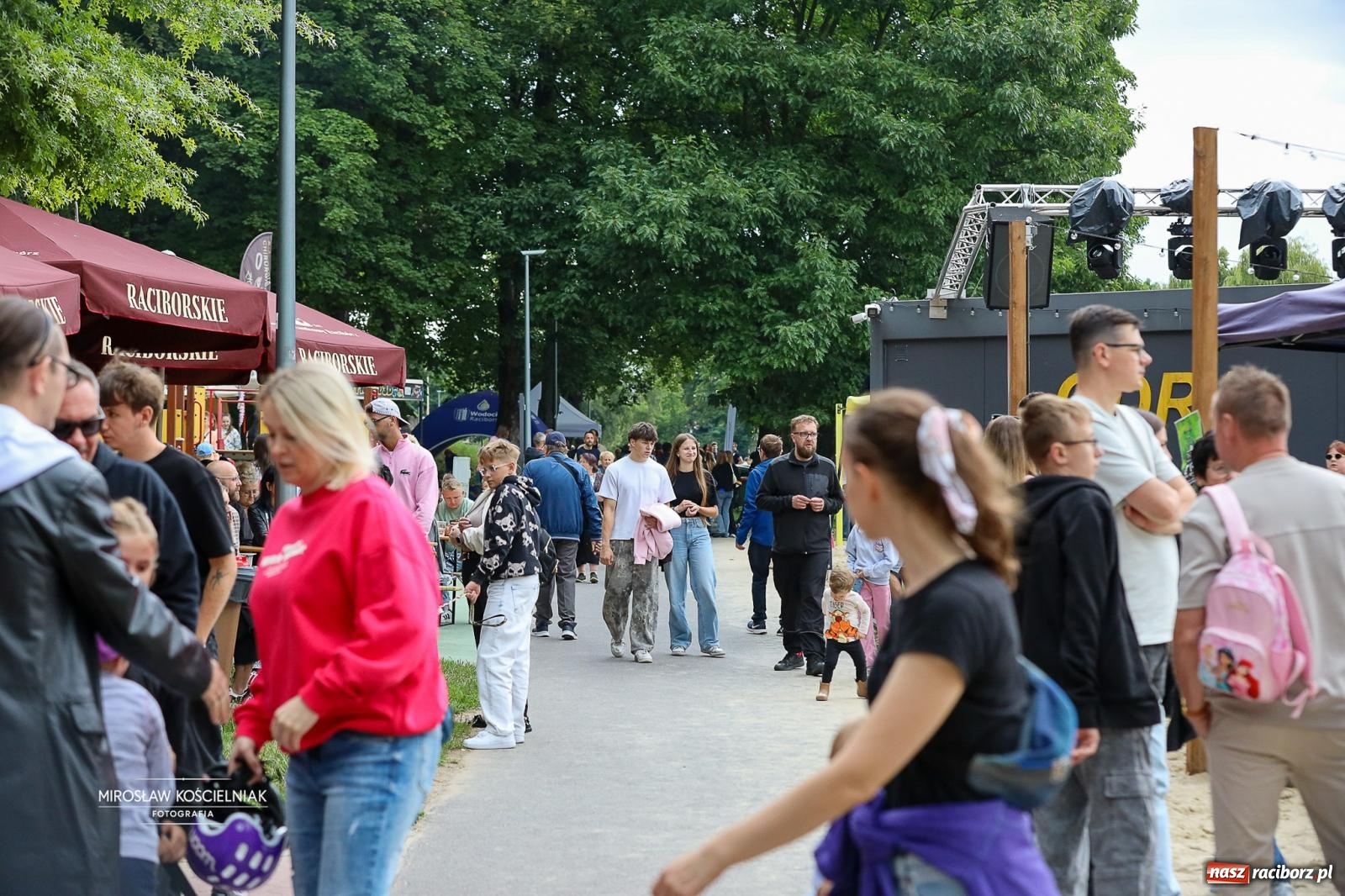 Zdjęcie w galerii na portalu naszraciborz.pl: JuicyPop rozgrzali publiczność mimo kapryśnej pogody wiadomości z regionu