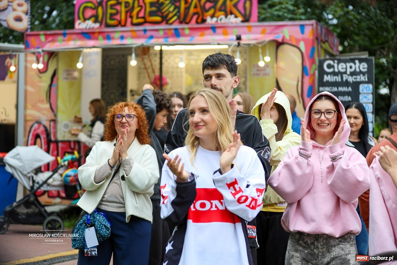 Zdjęcie w galerii na portalu naszraciborz.pl: JuicyPop rozgrzali publiczność mimo kapryśnej pogody wiadomości z regionu