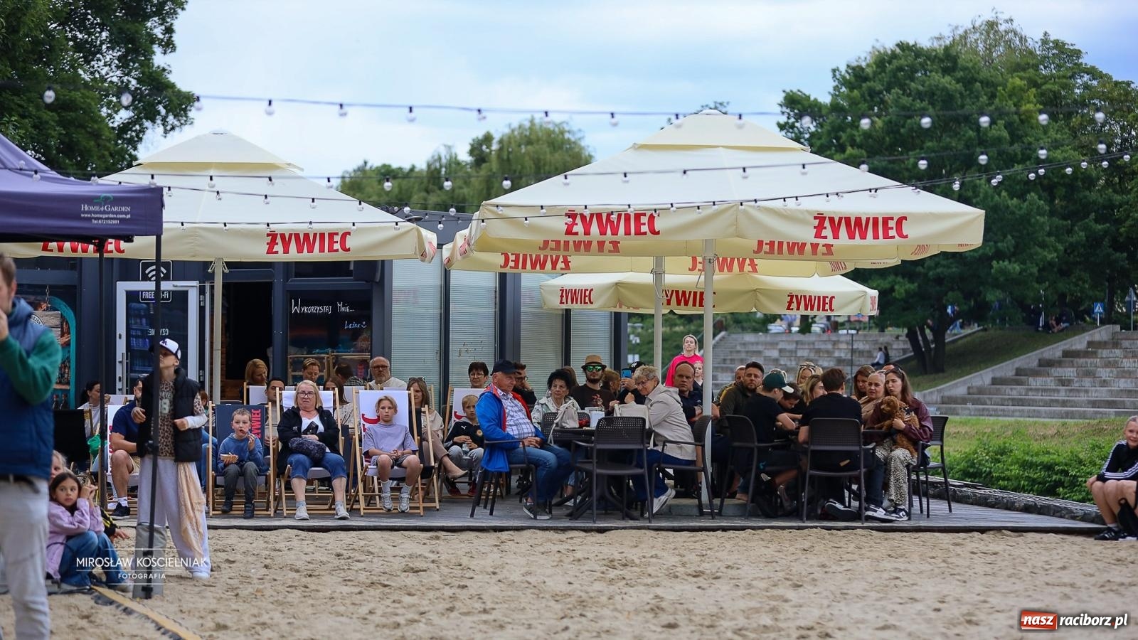 Zdjęcie w galerii na portalu naszraciborz.pl: JuicyPop rozgrzali publiczność mimo kapryśnej pogody wiadomości z regionu