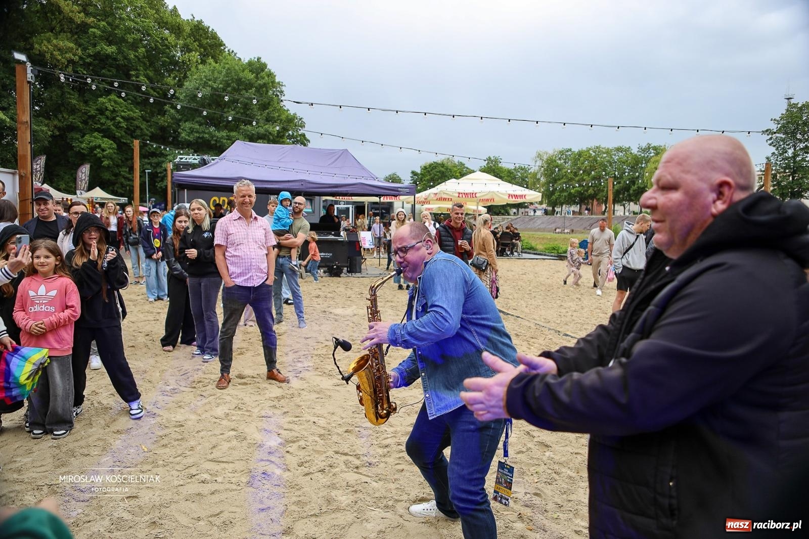 Zdjęcie w galerii na portalu naszraciborz.pl: JuicyPop rozgrzali publiczność mimo kapryśnej pogody wiadomości z regionu