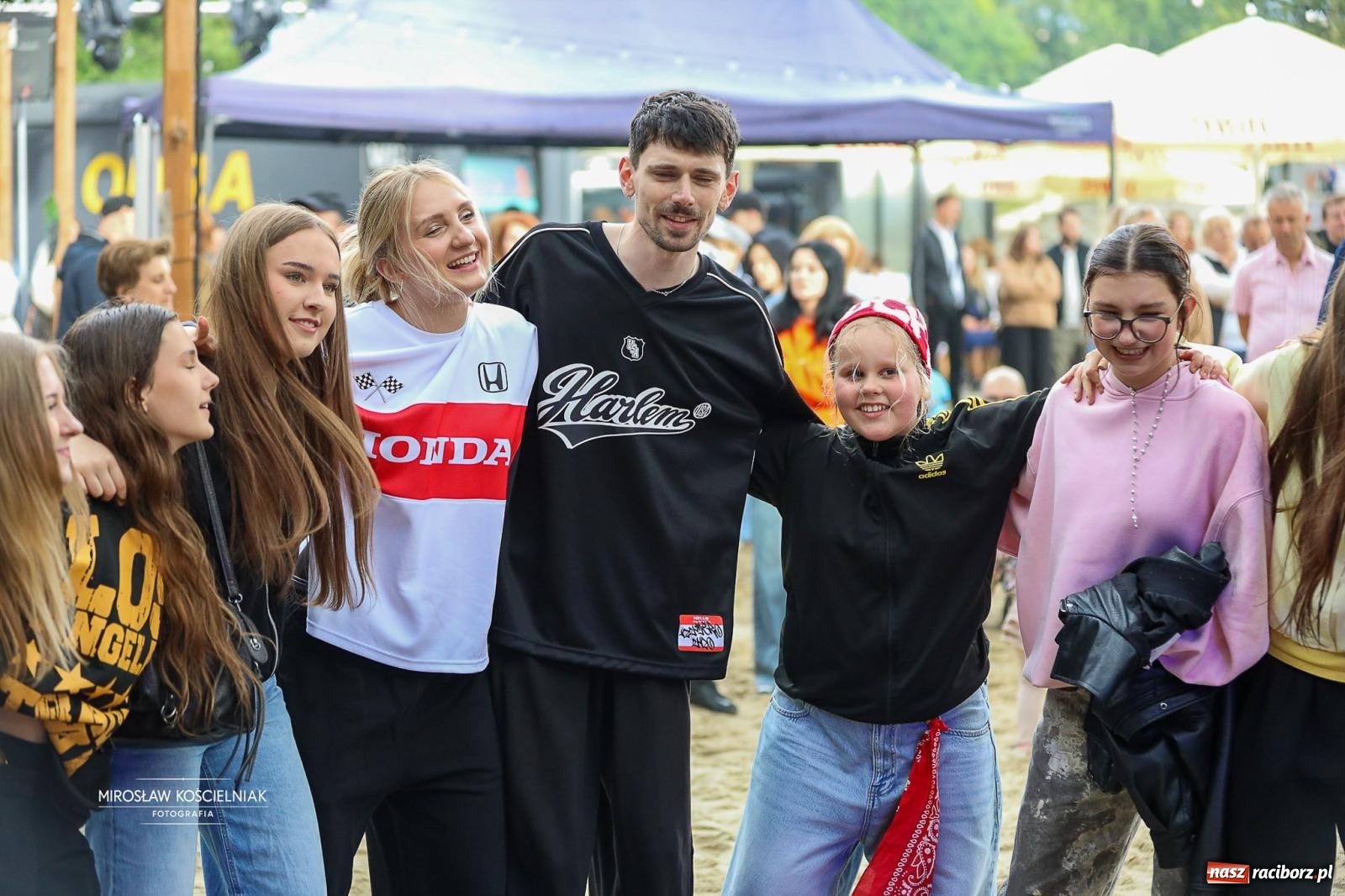 Zdjęcie w galerii na portalu naszraciborz.pl: JuicyPop rozgrzali publiczność mimo kapryśnej pogody wiadomości z regionu