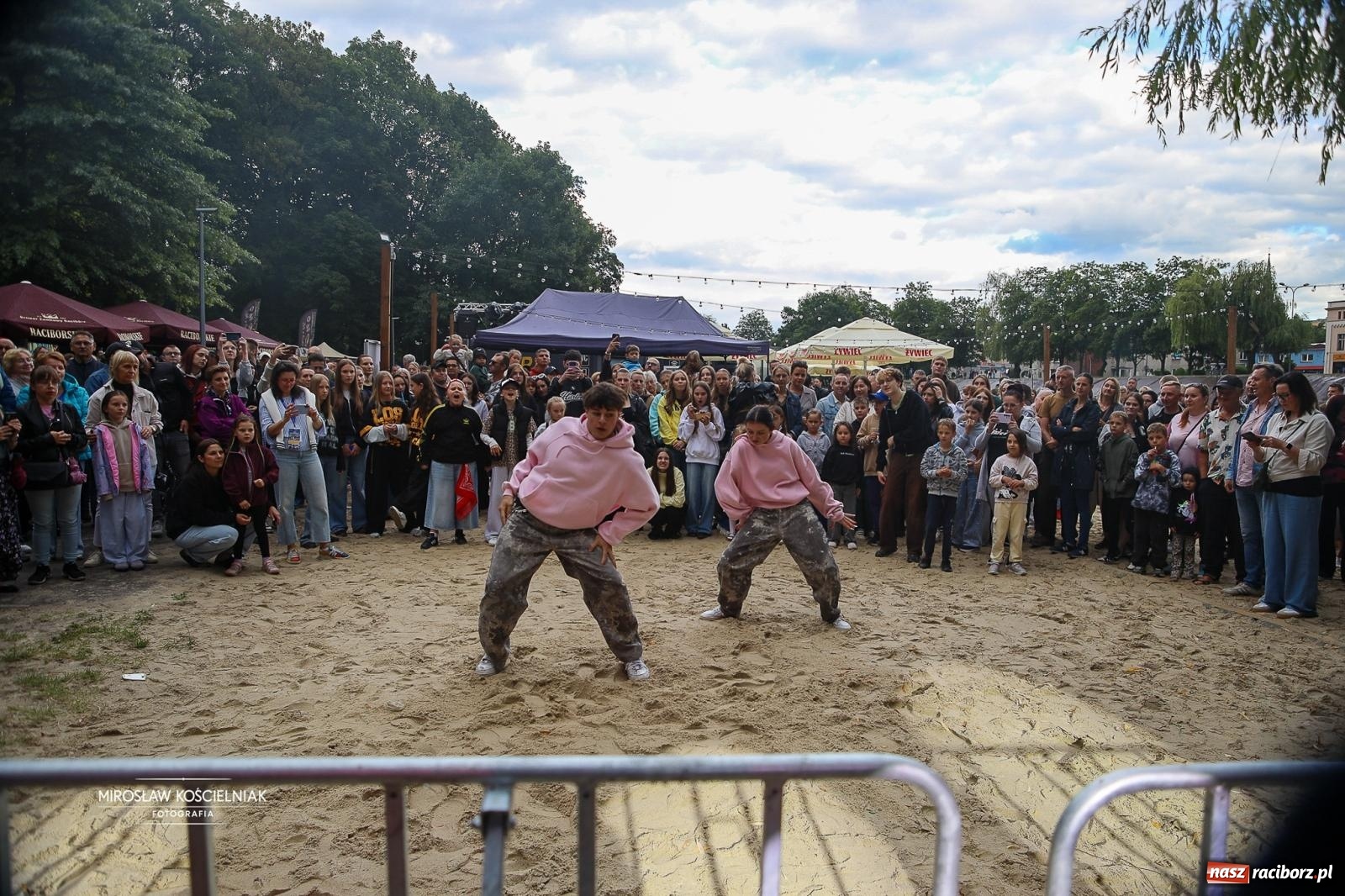 Zdjęcie w galerii na portalu naszraciborz.pl: JuicyPop rozgrzali publiczność mimo kapryśnej pogody wiadomości z regionu