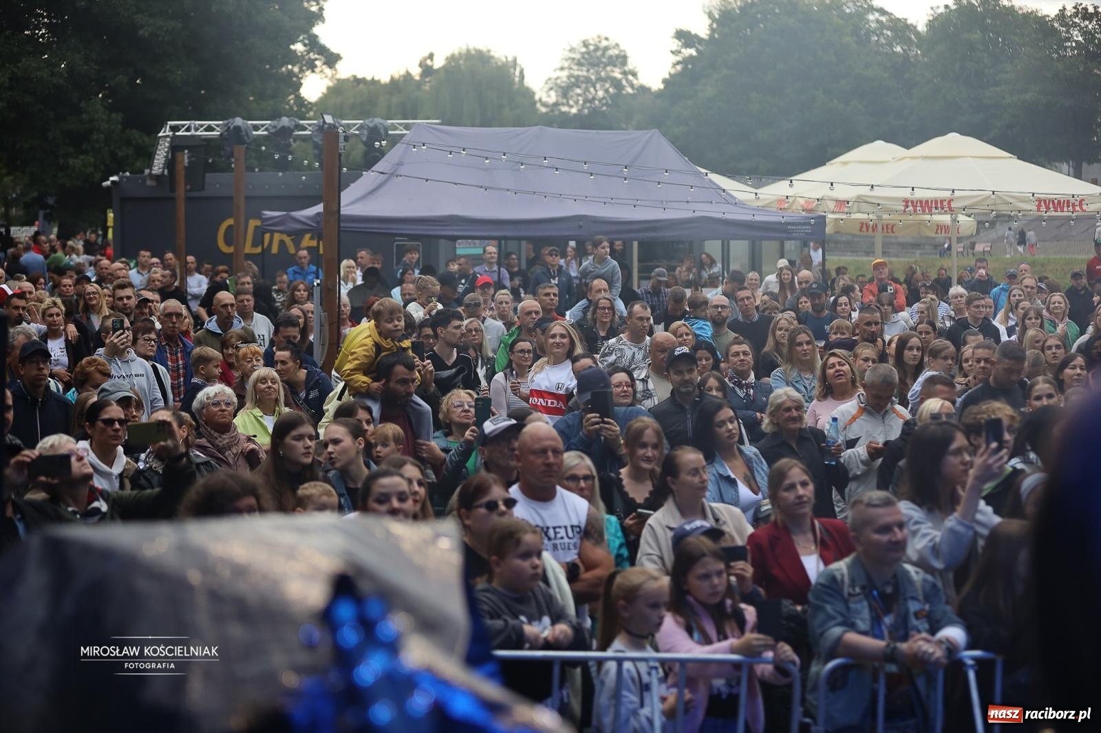 Zdjęcie w galerii na portalu naszraciborz.pl: Kaeyra wystąpiła na Dniach Raciborza 2026. Artystka o raciborskich korzeniach zachwyciła publiczność wiadomości z regionu