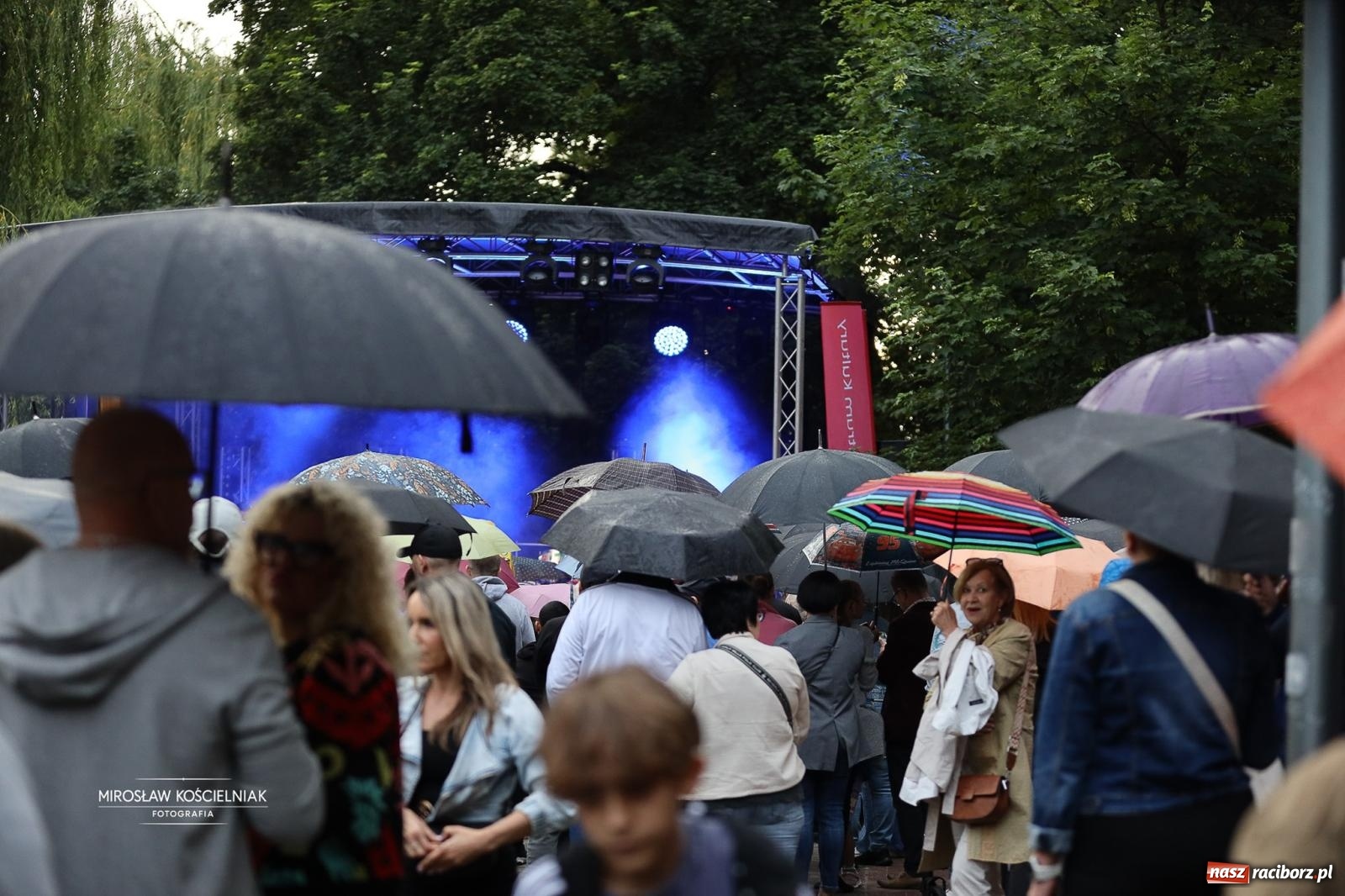 Zdjęcie w galerii na portalu naszraciborz.pl: Kaeyra wystąpiła na Dniach Raciborza 2026. Artystka o raciborskich korzeniach zachwyciła publiczność wiadomości z regionu
