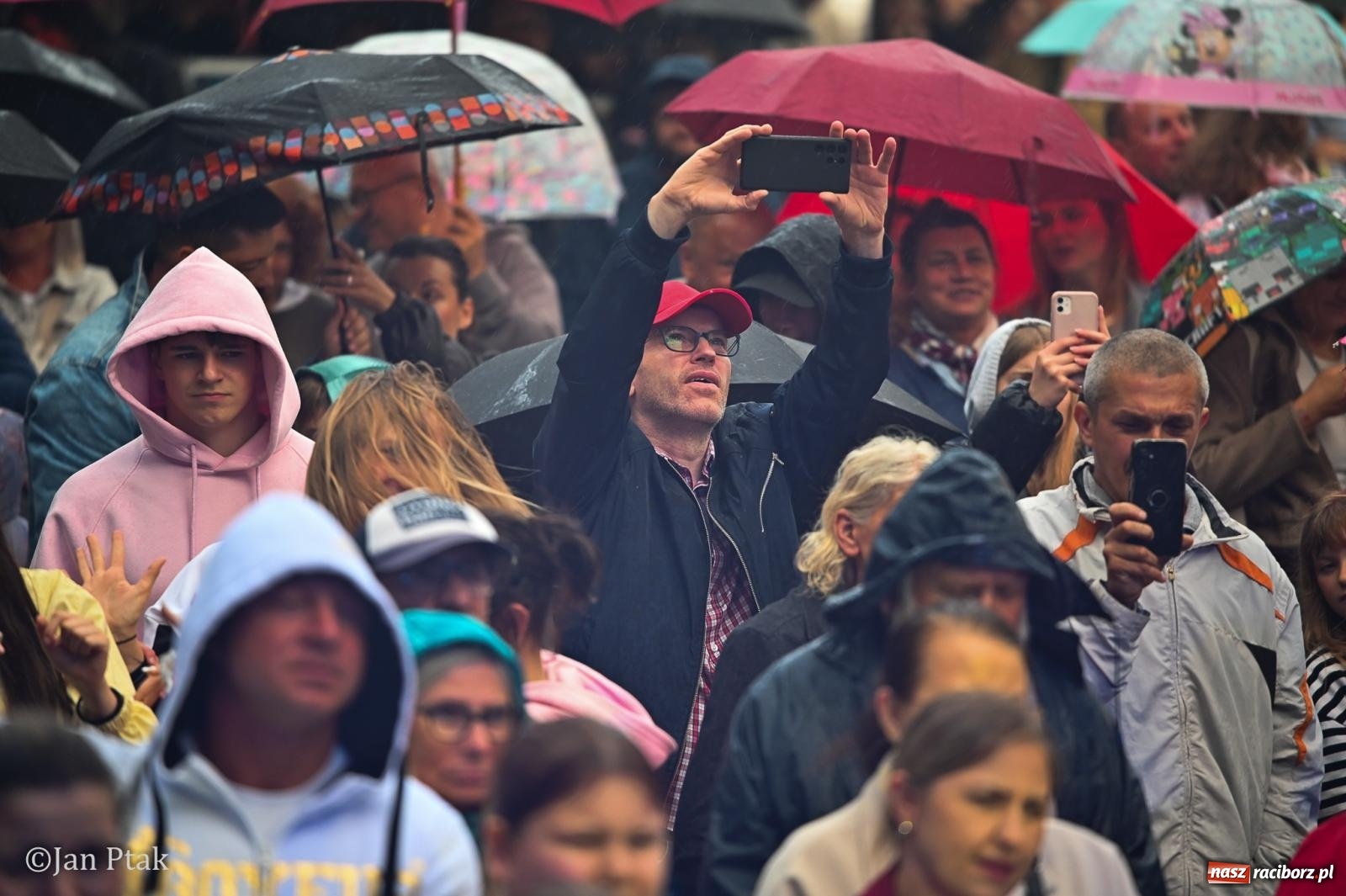 Zdjęcie w galerii na portalu naszraciborz.pl: Kaeyra wystąpiła na Dniach Raciborza 2026. Artystka o raciborskich korzeniach zachwyciła publiczność wiadomości z regionu
