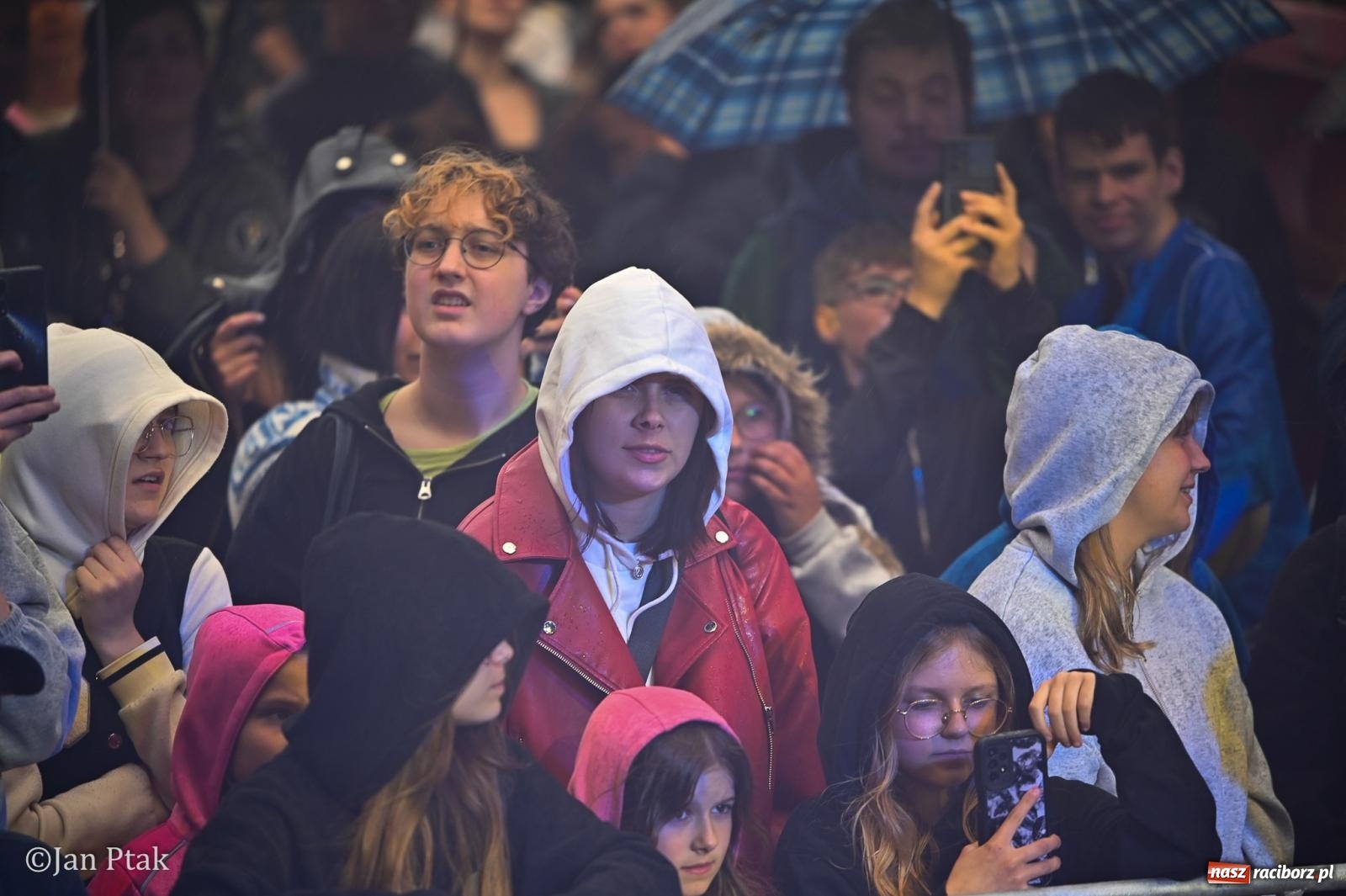 Zdjęcie w galerii na portalu naszraciborz.pl: Kaeyra wystąpiła na Dniach Raciborza 2026. Artystka o raciborskich korzeniach zachwyciła publiczność wiadomości z regionu