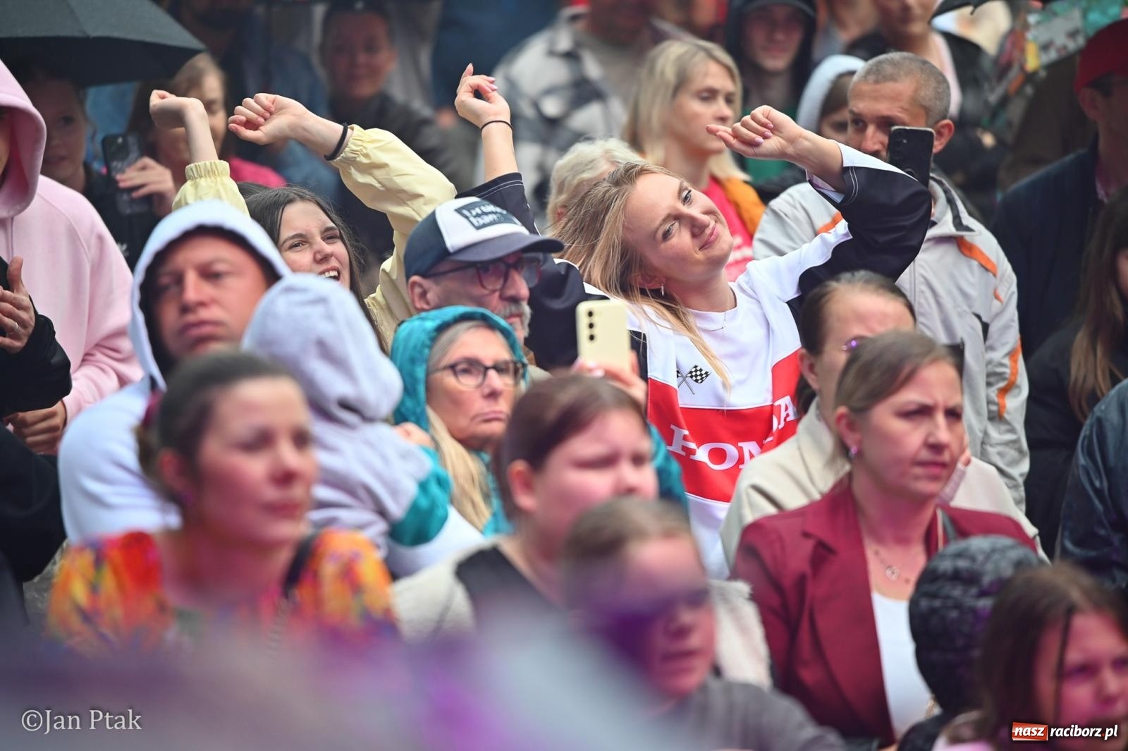 Zdjęcie w galerii na portalu naszraciborz.pl: Kaeyra wystąpiła na Dniach Raciborza 2026. Artystka o raciborskich korzeniach zachwyciła publiczność wiadomości z regionu