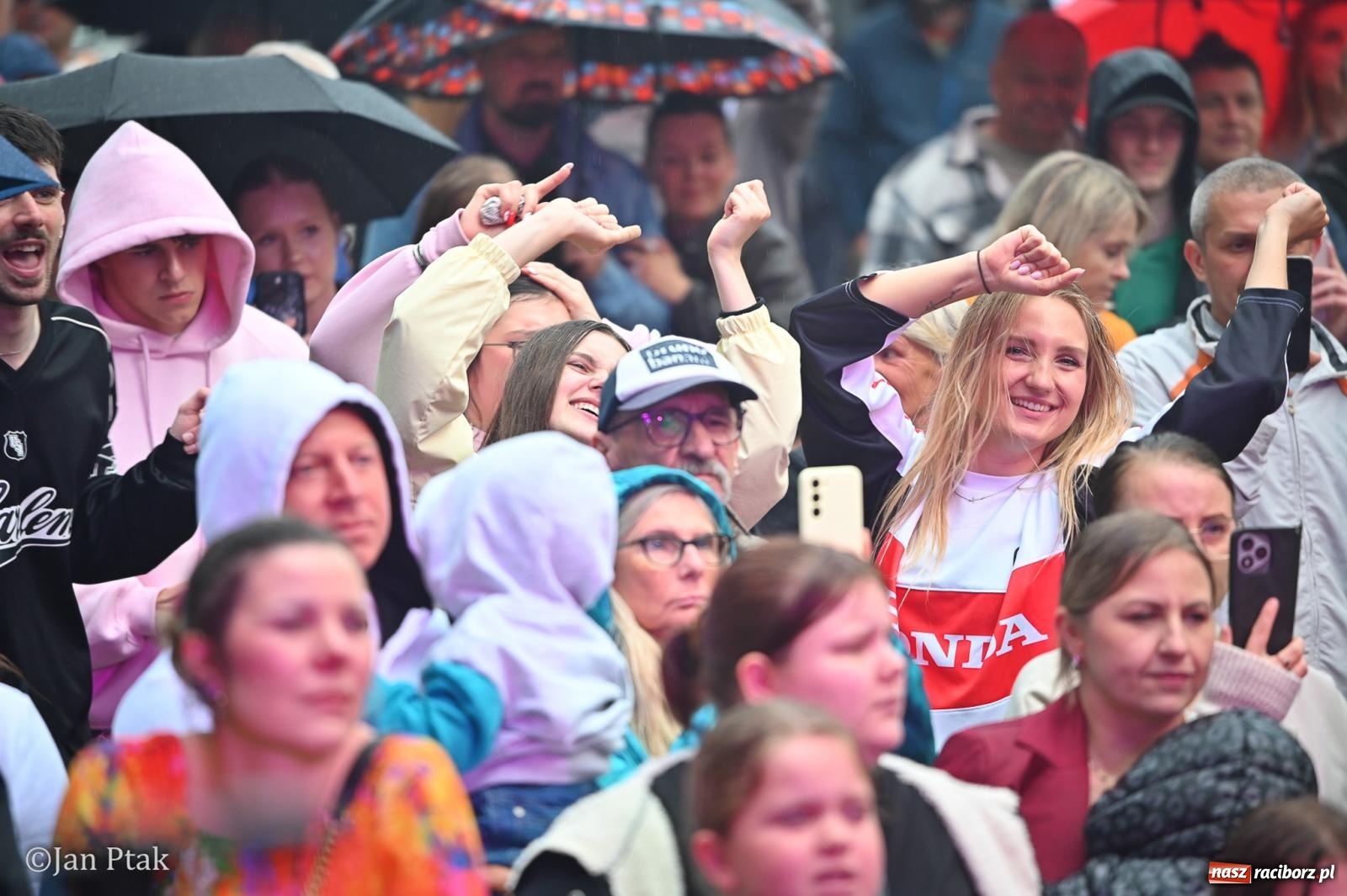 Zdjęcie w galerii na portalu naszraciborz.pl: Kaeyra wystąpiła na Dniach Raciborza 2026. Artystka o raciborskich korzeniach zachwyciła publiczność wiadomości z regionu