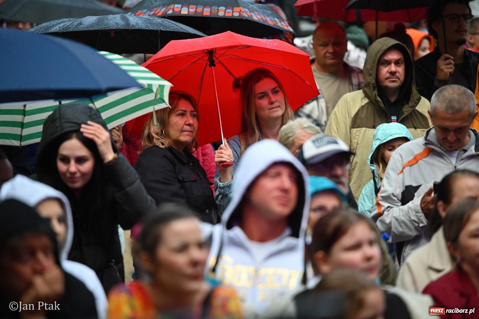 Zdjęcie w galerii na portalu naszraciborz.pl: Kaeyra wystąpiła na Dniach Raciborza 2026. Artystka o raciborskich korzeniach zachwyciła publiczność wiadomości z regionu