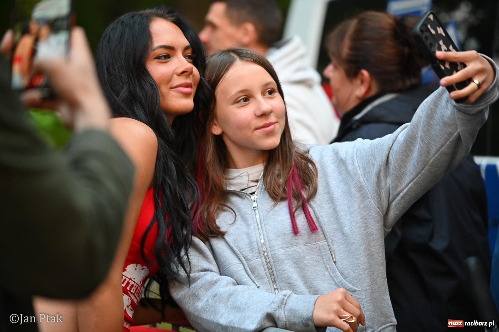Zdjęcie w galerii na portalu naszraciborz.pl: Kaeyra wystąpiła na Dniach Raciborza 2026. Artystka o raciborskich korzeniach zachwyciła publiczność wiadomości z regionu