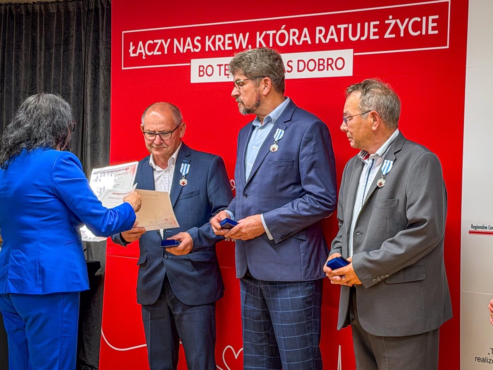 Zdjęcie w galerii na portalu naszraciborz.pl: Zasłużeni krwiodawcy uhonorowani na Zamku Piastowskim w Raciborzu wiadomości z regionu