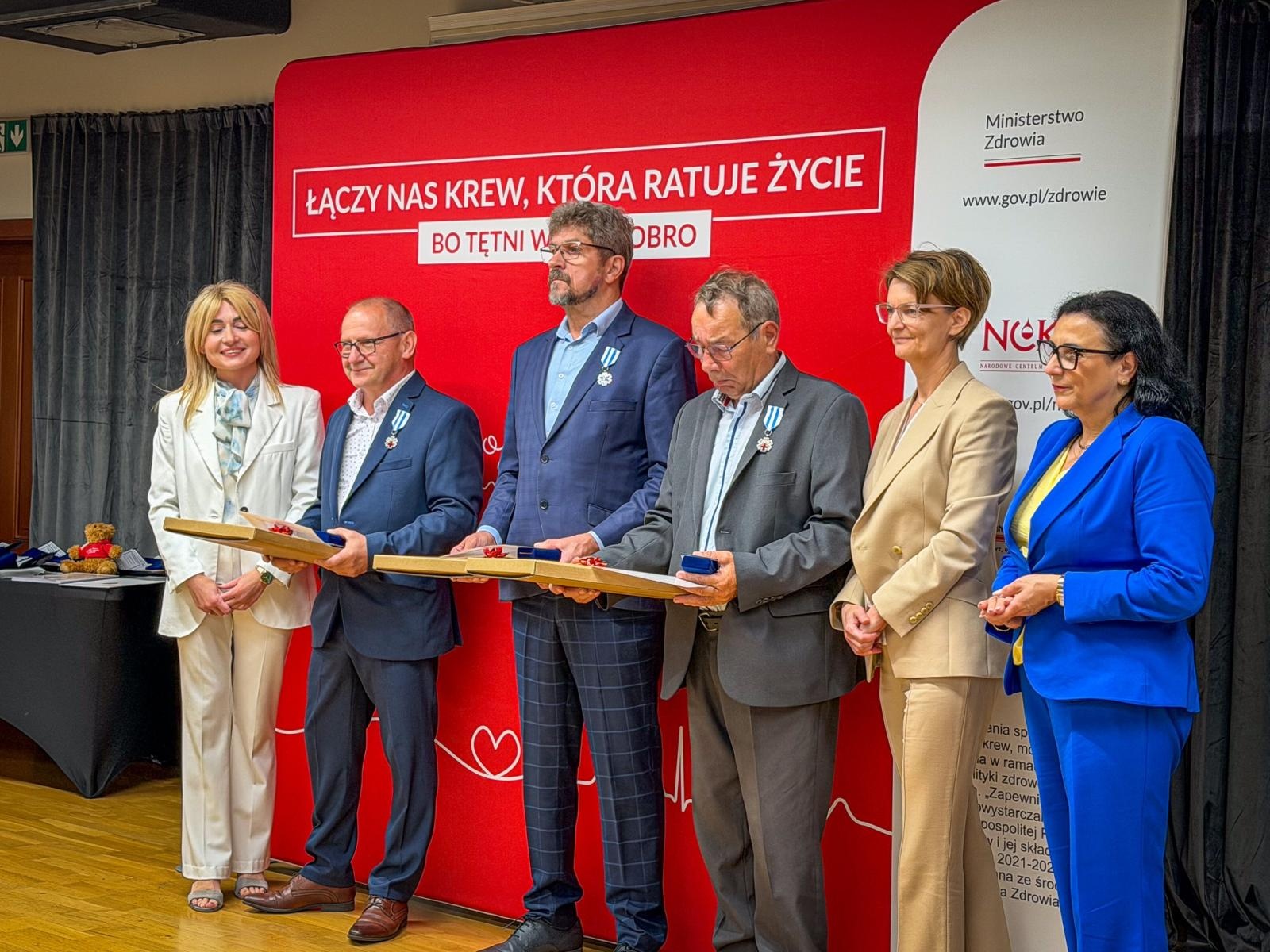 Zdjęcie w galerii na portalu naszraciborz.pl: Zasłużeni krwiodawcy uhonorowani na Zamku Piastowskim w Raciborzu wiadomości z regionu