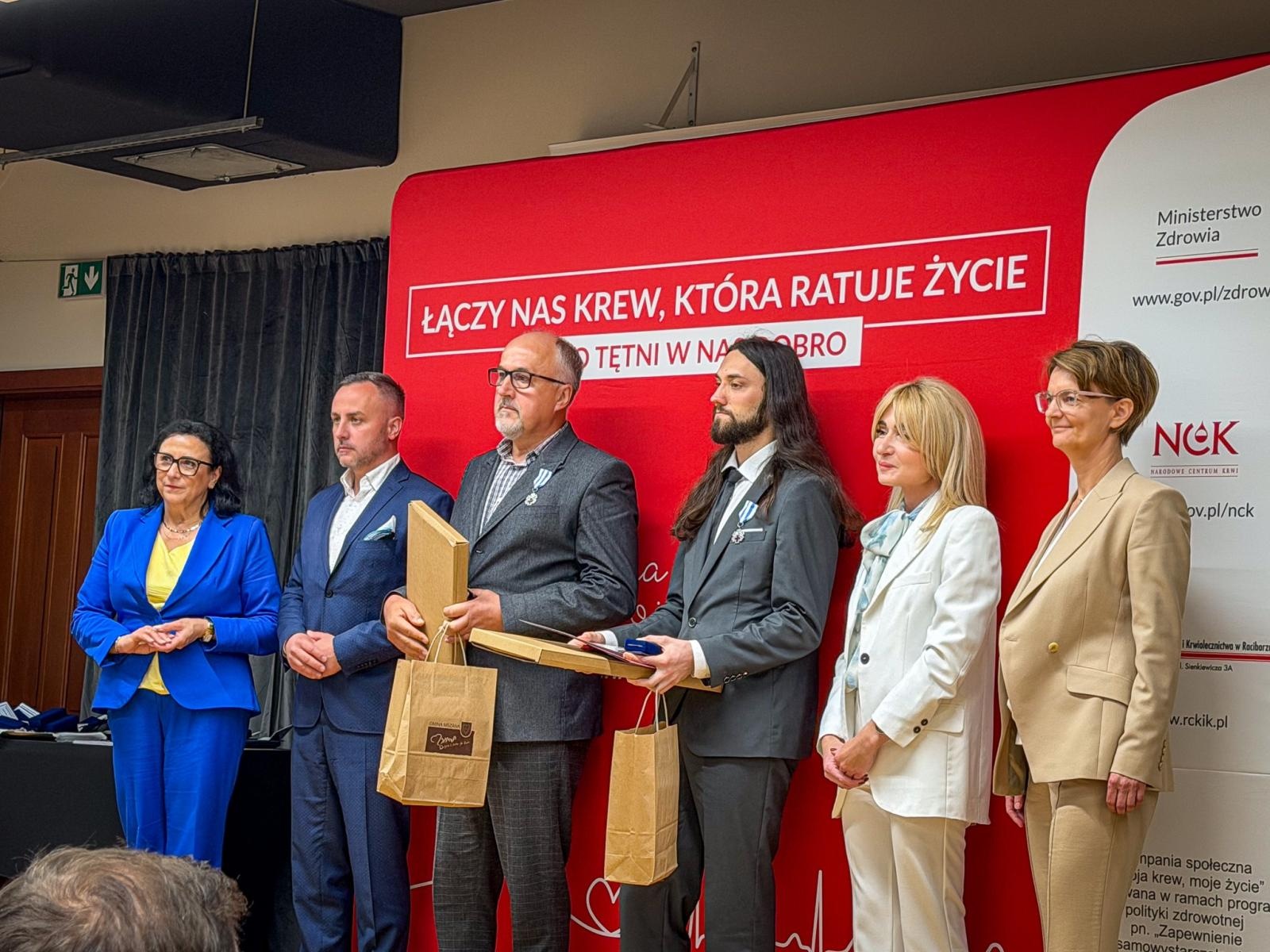 Zdjęcie w galerii na portalu naszraciborz.pl: Zasłużeni krwiodawcy uhonorowani na Zamku Piastowskim w Raciborzu wiadomości z regionu