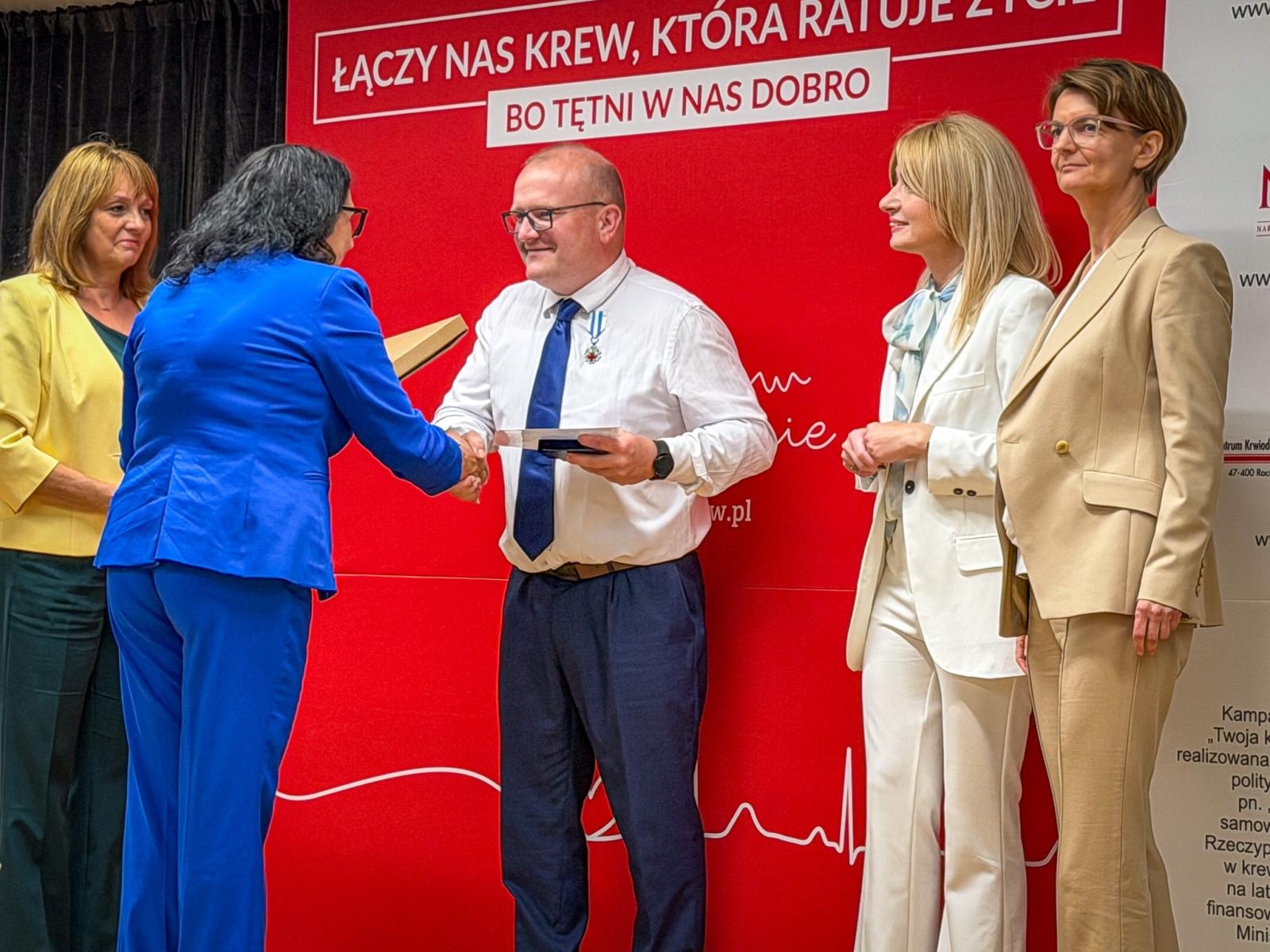 Zdjęcie w galerii na portalu naszraciborz.pl: Zasłużeni krwiodawcy uhonorowani na Zamku Piastowskim w Raciborzu wiadomości z regionu
