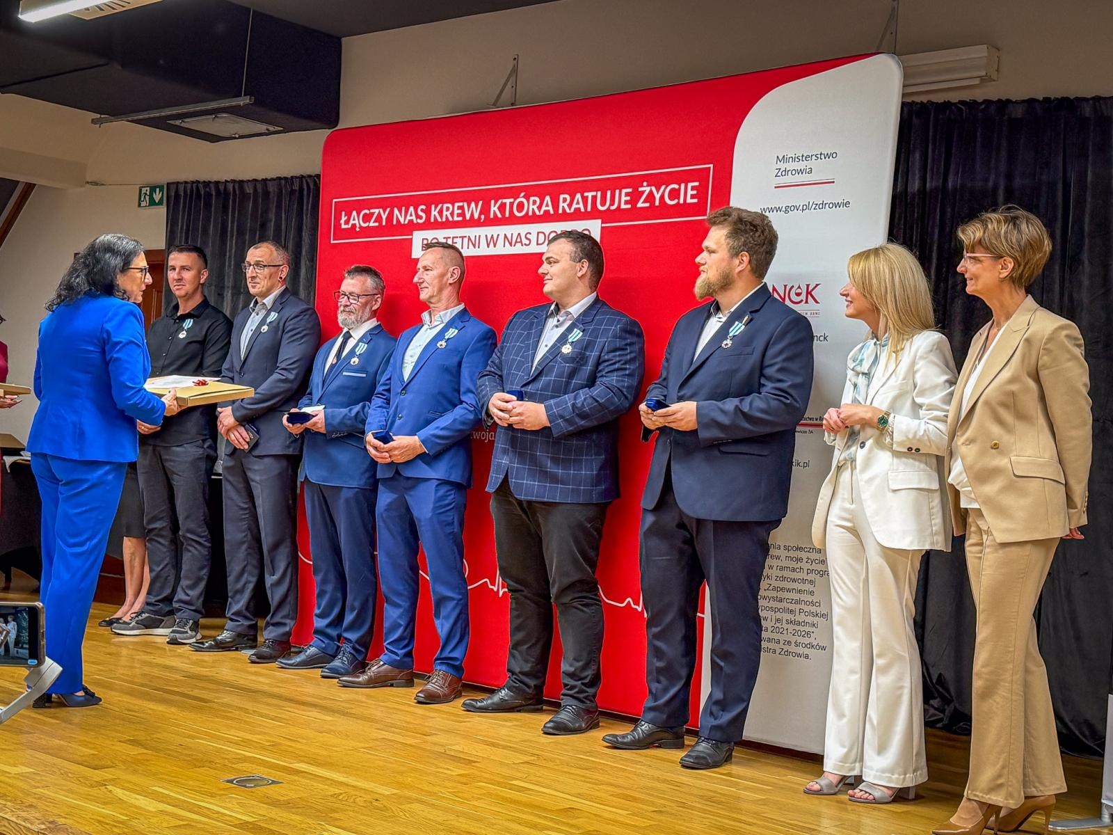 Zdjęcie w galerii na portalu naszraciborz.pl: Zasłużeni krwiodawcy uhonorowani na Zamku Piastowskim w Raciborzu wiadomości z regionu