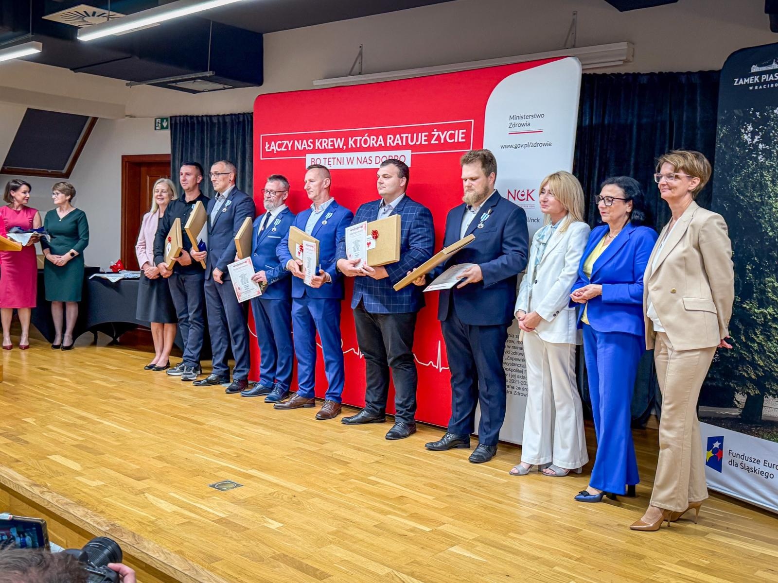 Zdjęcie w galerii na portalu naszraciborz.pl: Zasłużeni krwiodawcy uhonorowani na Zamku Piastowskim w Raciborzu wiadomości z regionu