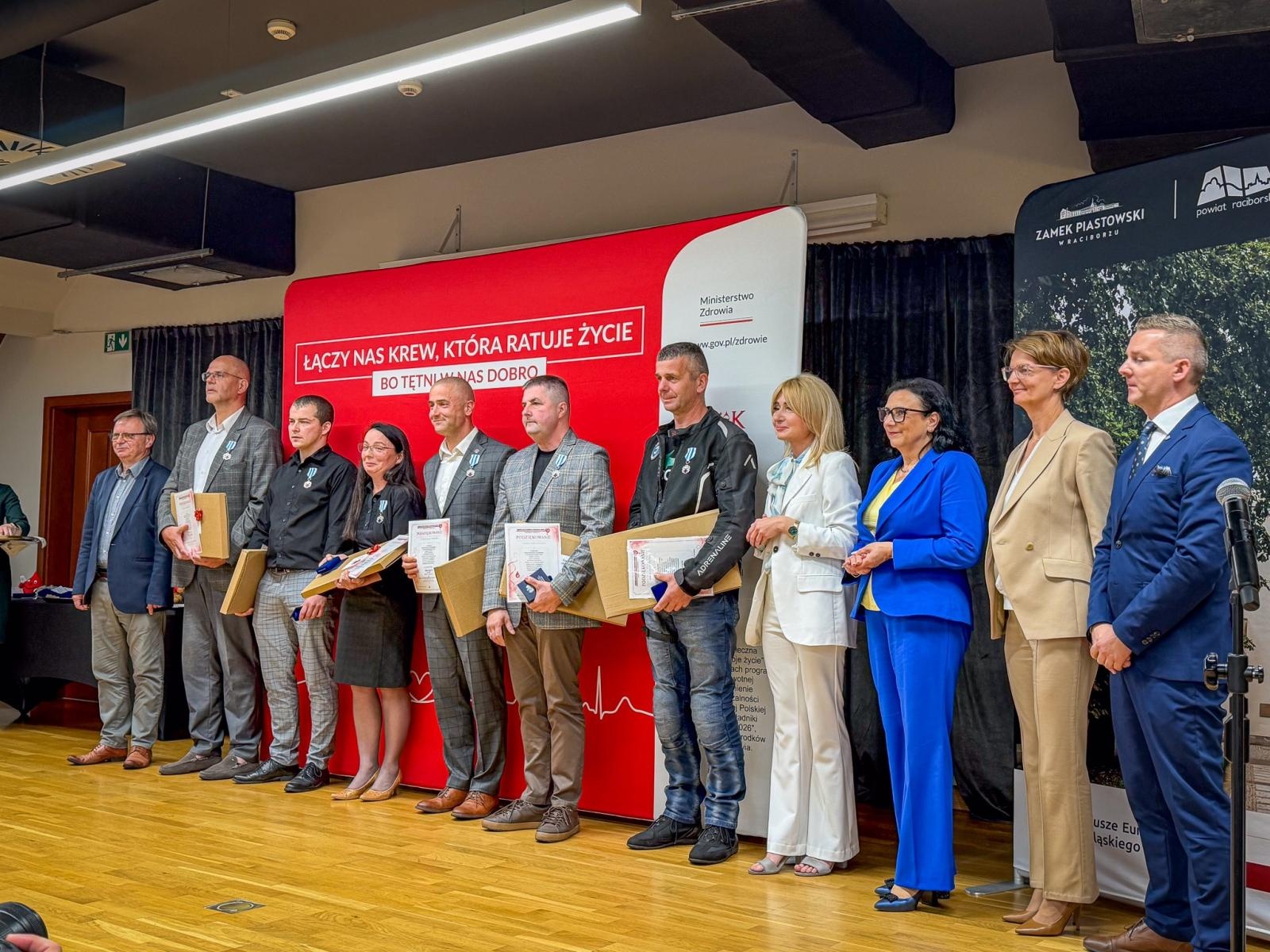 Zdjęcie w galerii na portalu naszraciborz.pl: Zasłużeni krwiodawcy uhonorowani na Zamku Piastowskim w Raciborzu wiadomości z regionu
