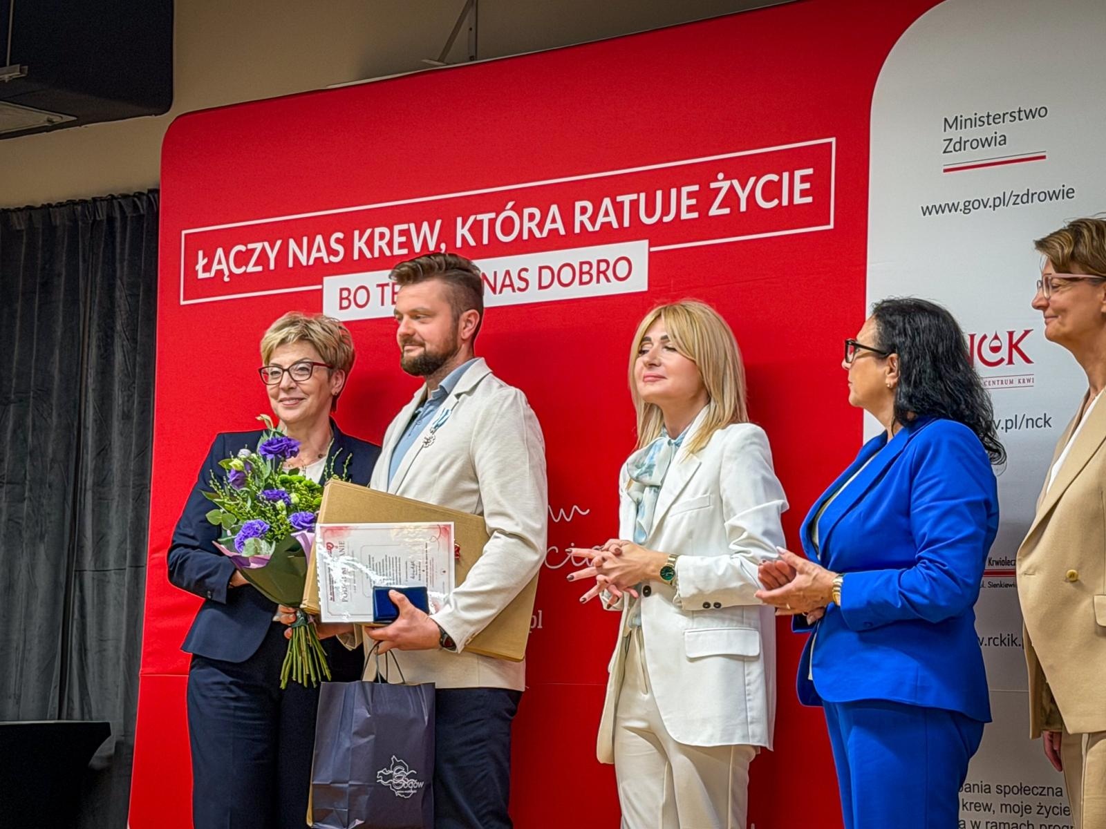 Zdjęcie w galerii na portalu naszraciborz.pl: Zasłużeni krwiodawcy uhonorowani na Zamku Piastowskim w Raciborzu wiadomości z regionu