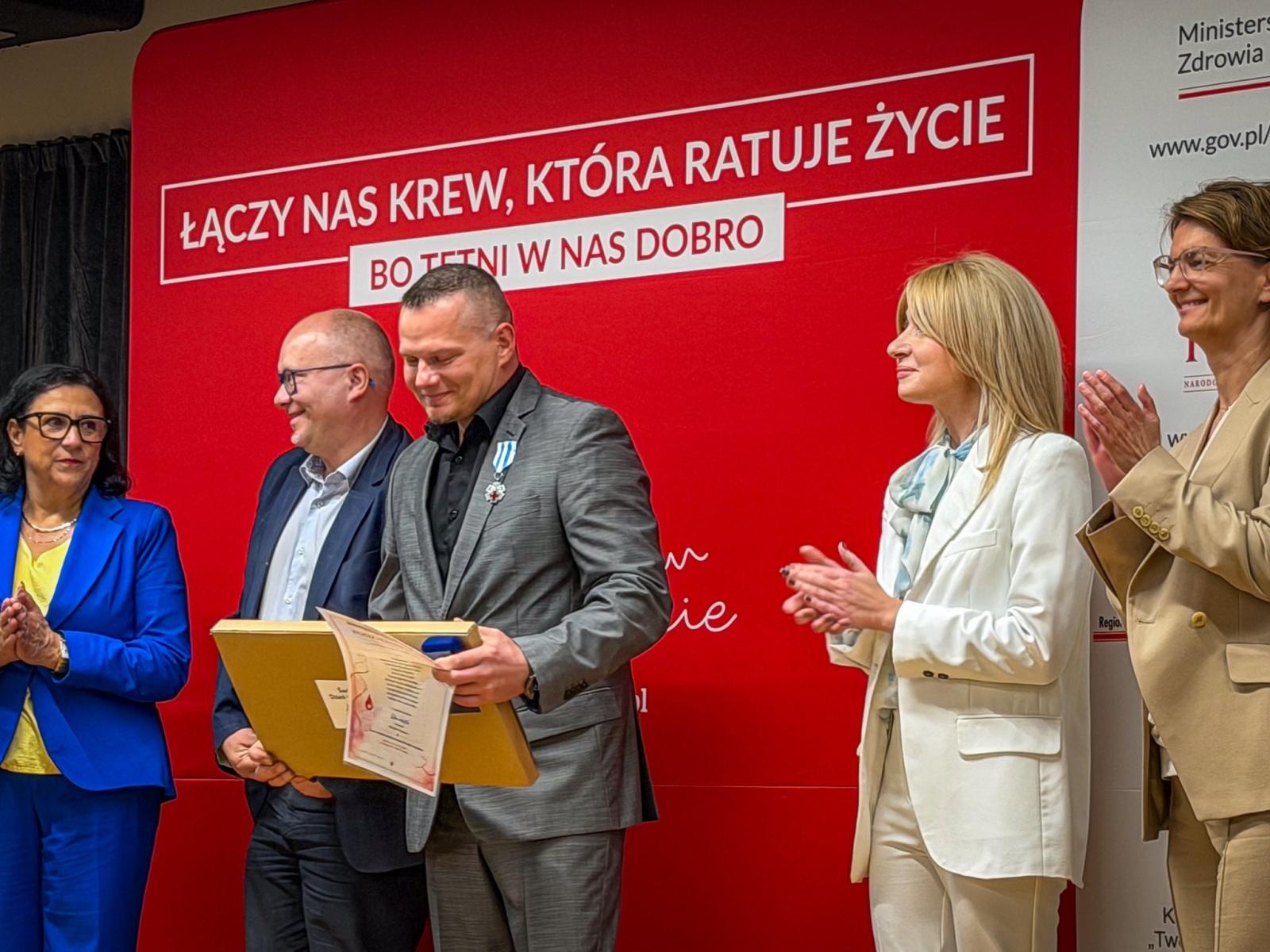 Zdjęcie w galerii na portalu naszraciborz.pl: Zasłużeni krwiodawcy uhonorowani na Zamku Piastowskim w Raciborzu wiadomości z regionu