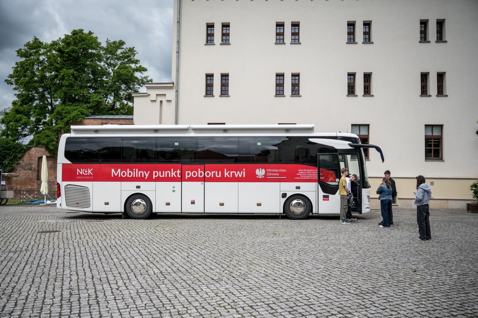 Zdjęcie w galerii na portalu naszraciborz.pl: Zasłużeni krwiodawcy uhonorowani na Zamku Piastowskim w Raciborzu wiadomości z regionu