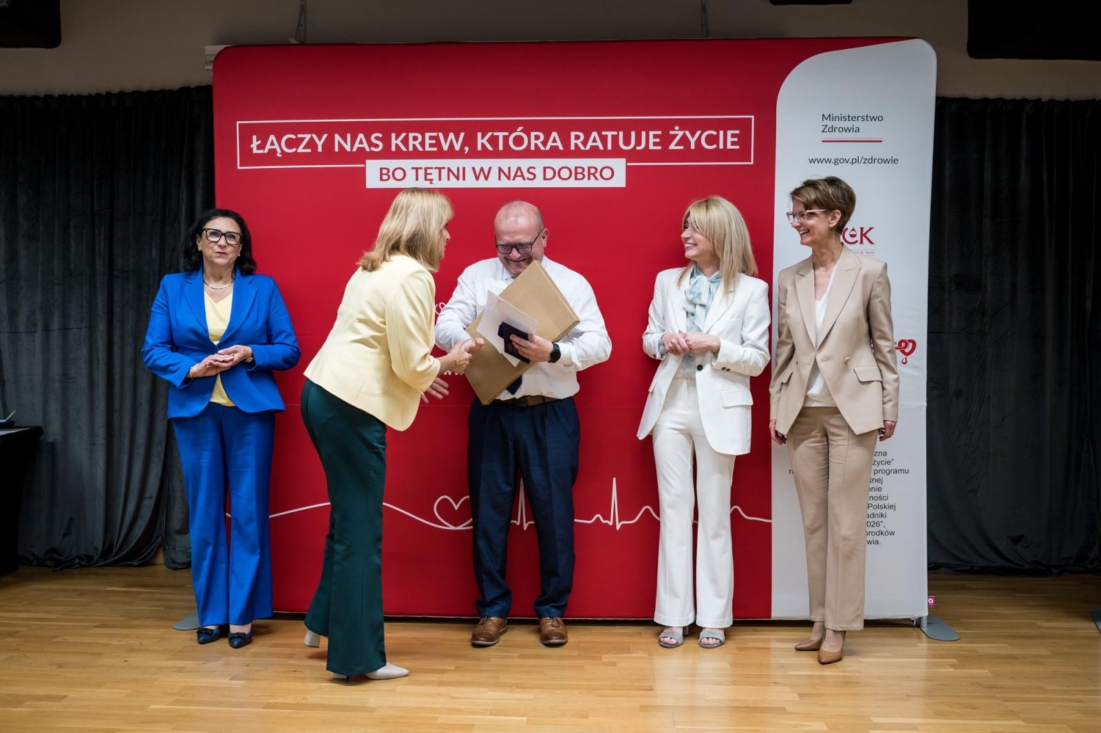 Zdjęcie w galerii na portalu naszraciborz.pl: Zasłużeni krwiodawcy uhonorowani na Zamku Piastowskim w Raciborzu wiadomości z regionu