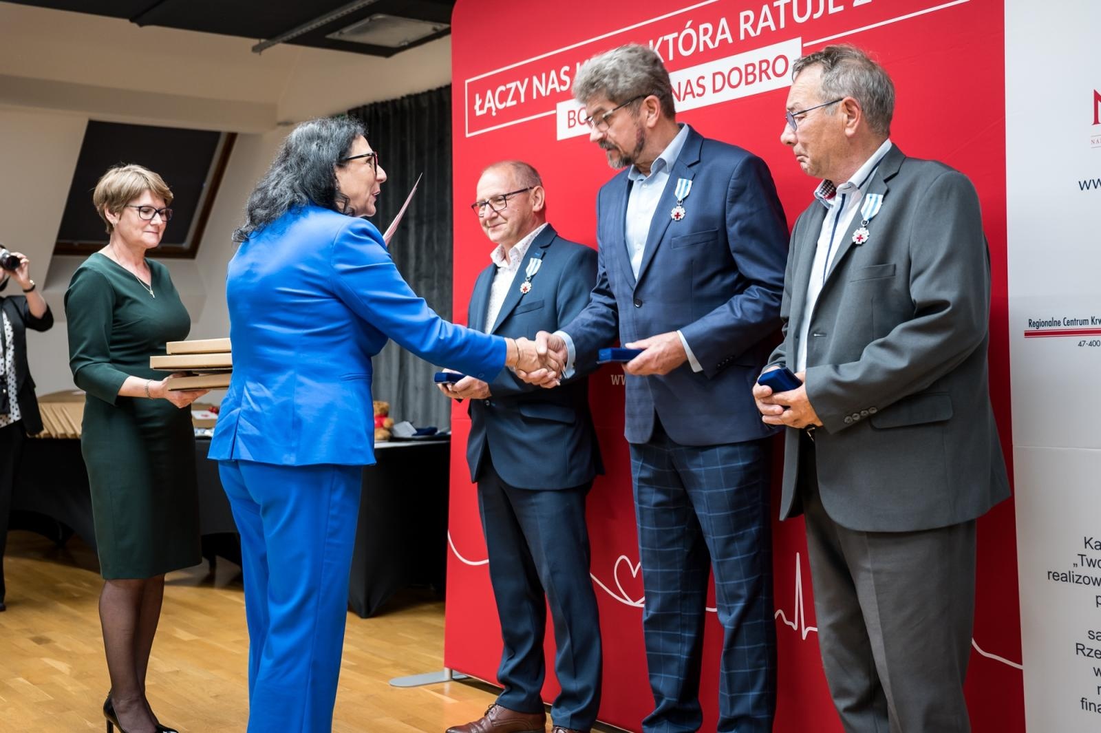 Zdjęcie w galerii na portalu naszraciborz.pl: Zasłużeni krwiodawcy uhonorowani na Zamku Piastowskim w Raciborzu wiadomości z regionu