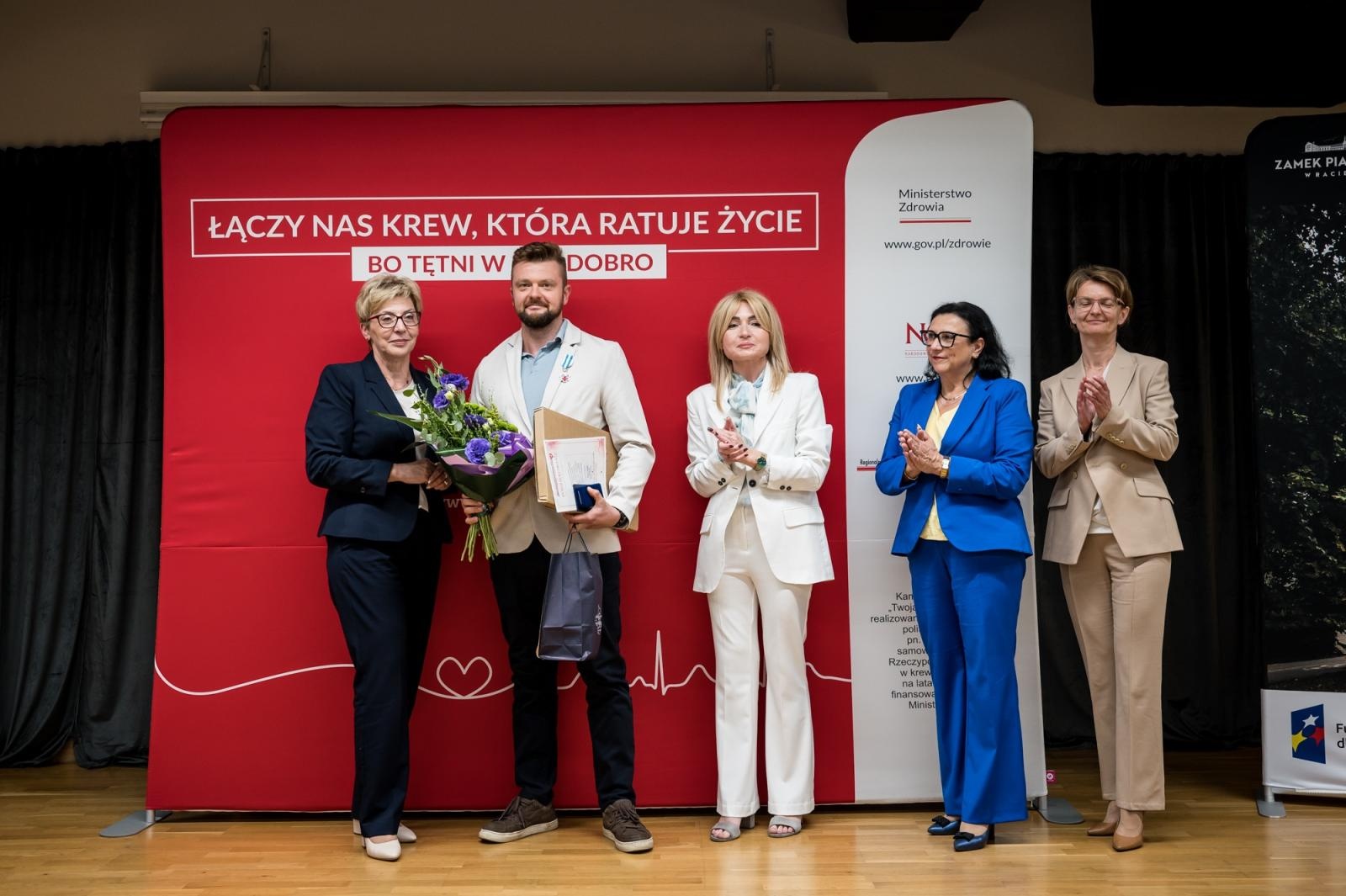 Zdjęcie w galerii na portalu naszraciborz.pl: Zasłużeni krwiodawcy uhonorowani na Zamku Piastowskim w Raciborzu wiadomości z regionu