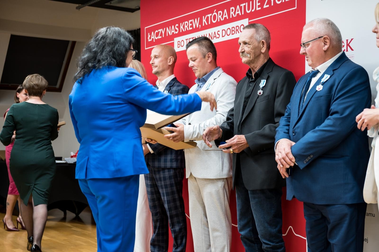 Zdjęcie w galerii na portalu naszraciborz.pl: Zasłużeni krwiodawcy uhonorowani na Zamku Piastowskim w Raciborzu wiadomości z regionu