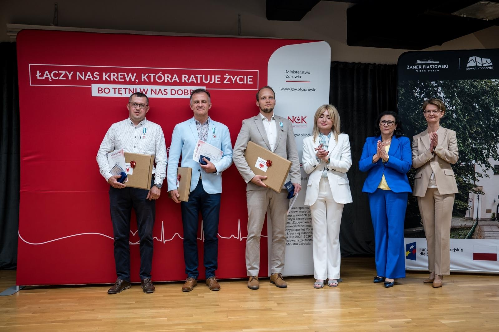 Zdjęcie w galerii na portalu naszraciborz.pl: Zasłużeni krwiodawcy uhonorowani na Zamku Piastowskim w Raciborzu wiadomości z regionu