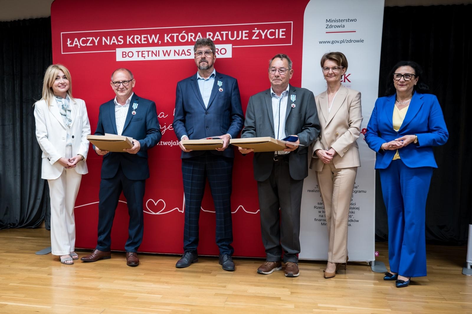 Zdjęcie w galerii na portalu naszraciborz.pl: Zasłużeni krwiodawcy uhonorowani na Zamku Piastowskim w Raciborzu wiadomości z regionu