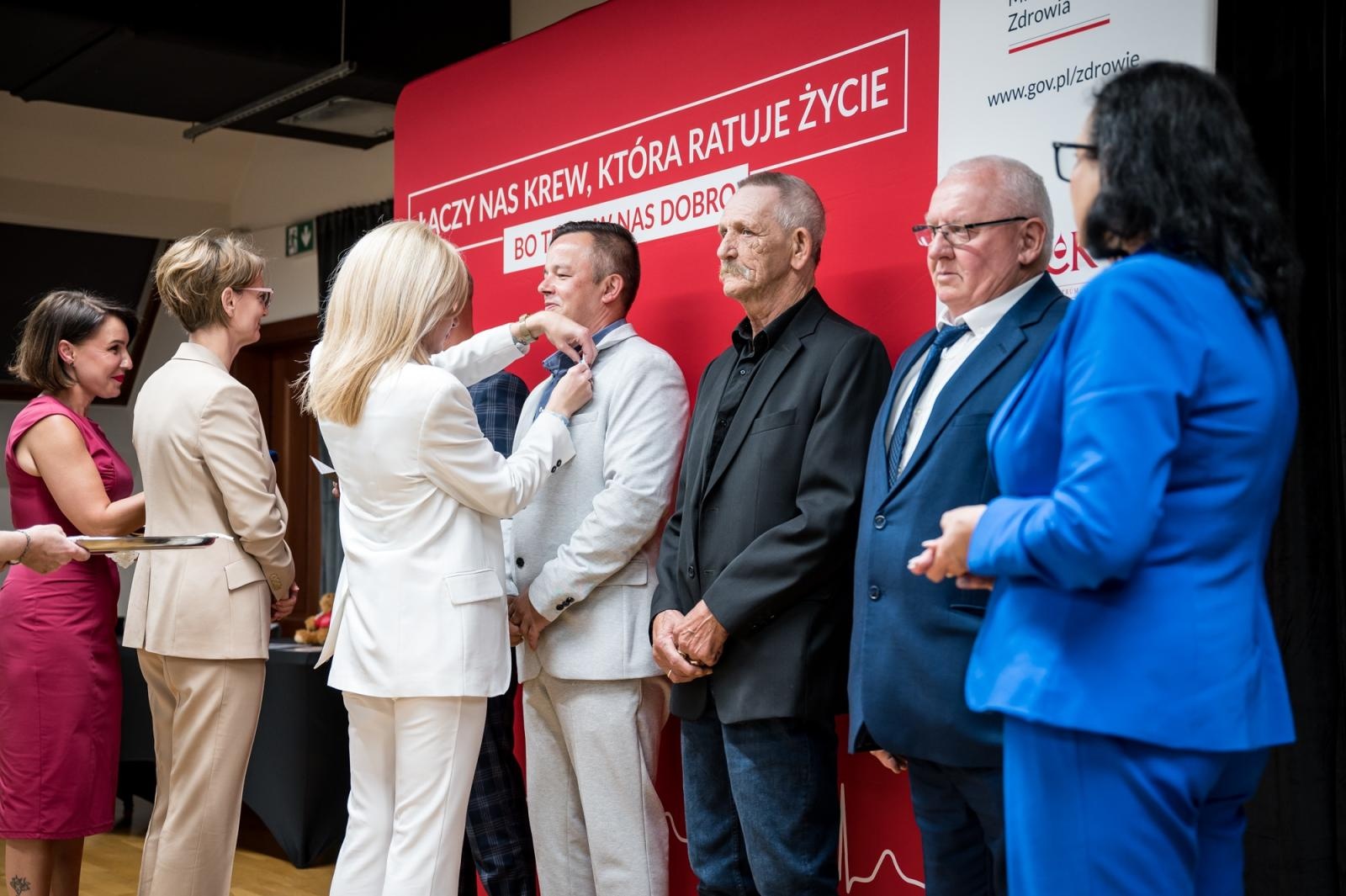 Zdjęcie w galerii na portalu naszraciborz.pl: Zasłużeni krwiodawcy uhonorowani na Zamku Piastowskim w Raciborzu wiadomości z regionu