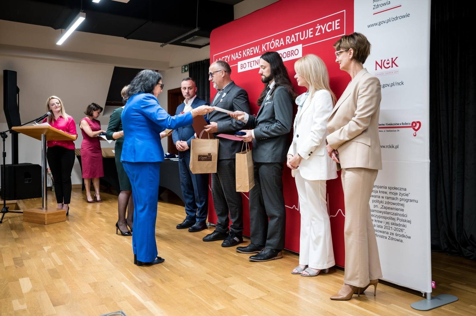Zdjęcie w galerii na portalu naszraciborz.pl: Zasłużeni krwiodawcy uhonorowani na Zamku Piastowskim w Raciborzu wiadomości z regionu