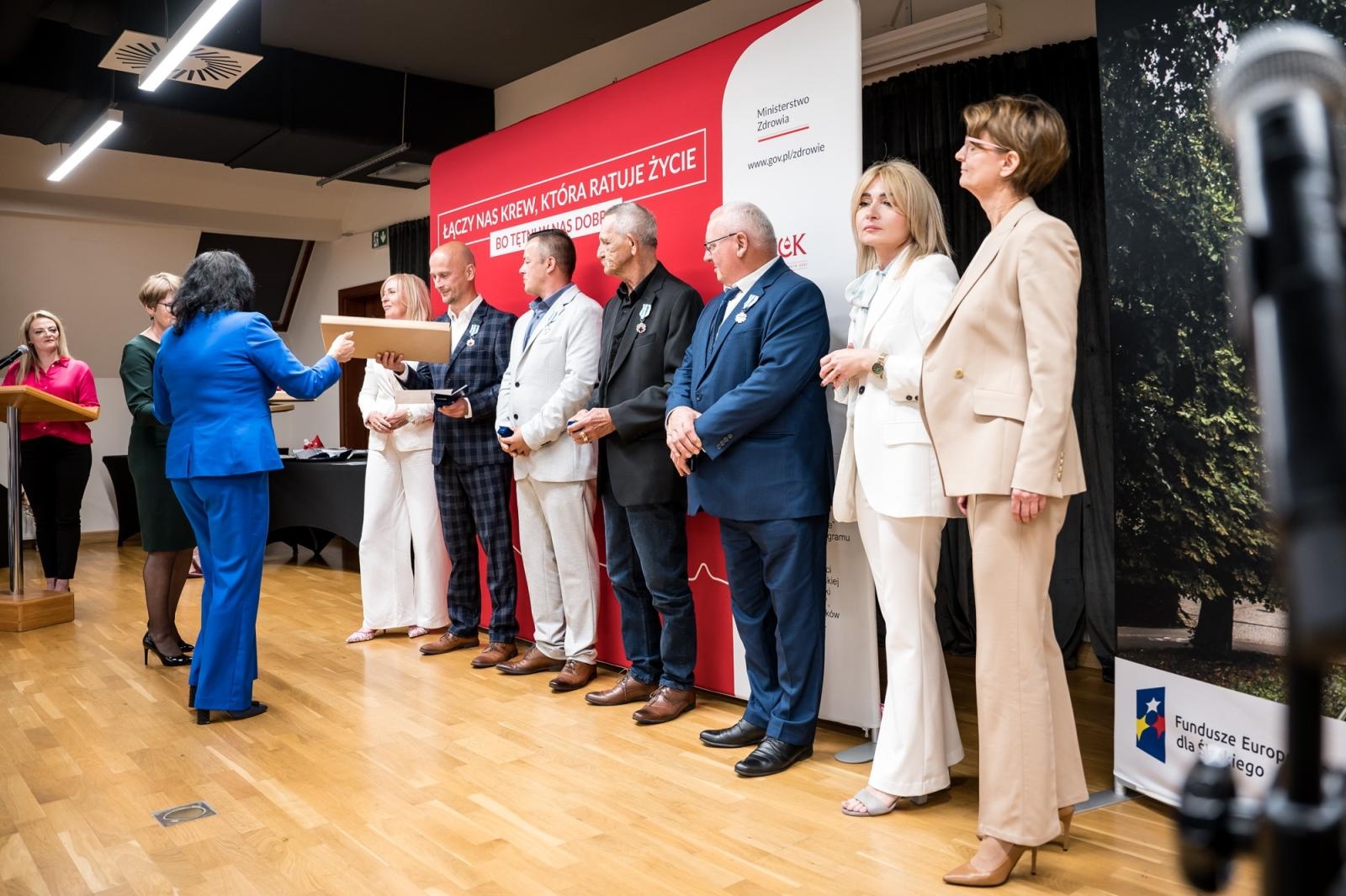 Zdjęcie w galerii na portalu naszraciborz.pl: Zasłużeni krwiodawcy uhonorowani na Zamku Piastowskim w Raciborzu wiadomości z regionu