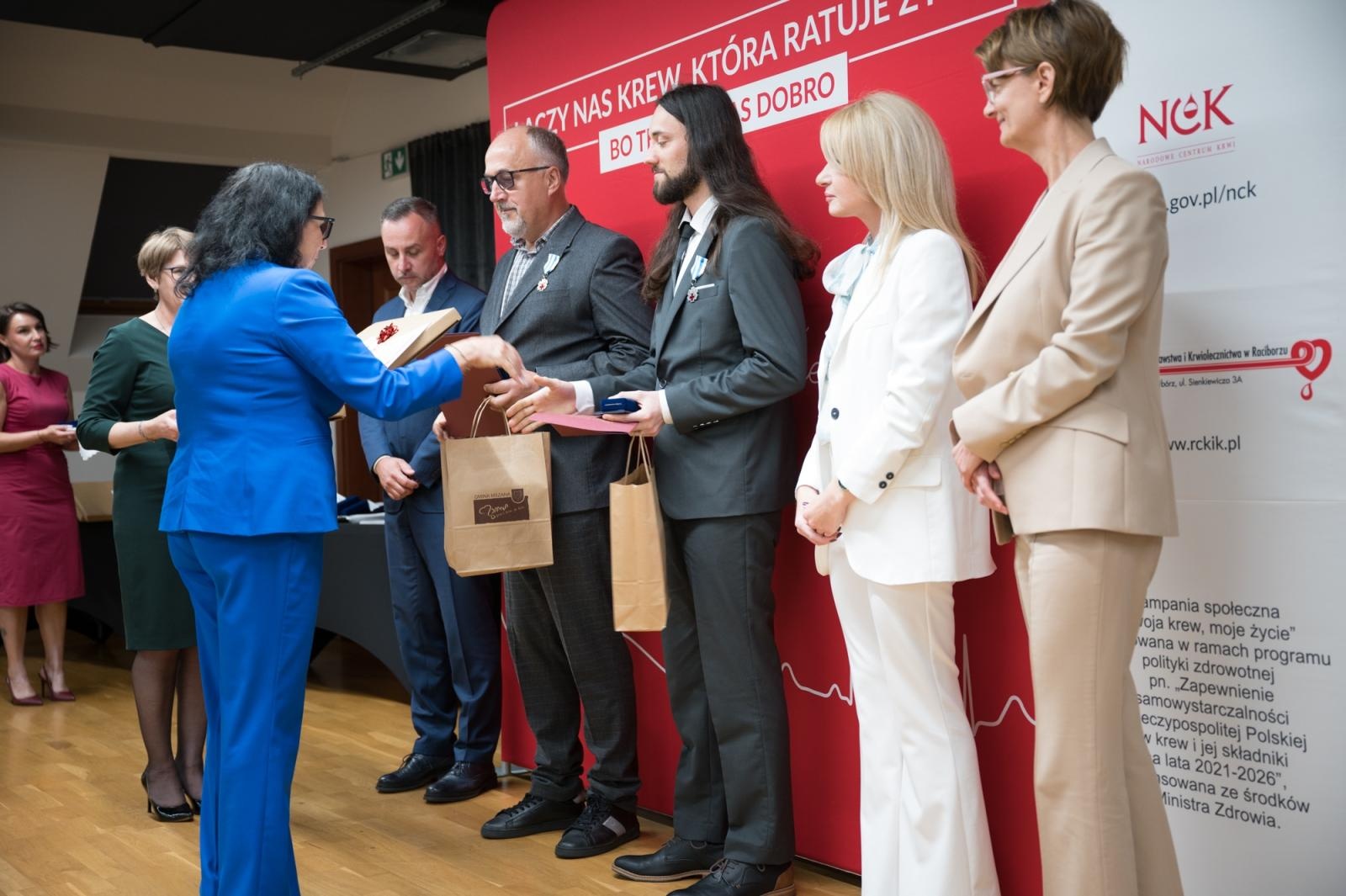 Zdjęcie w galerii na portalu naszraciborz.pl: Zasłużeni krwiodawcy uhonorowani na Zamku Piastowskim w Raciborzu wiadomości z regionu