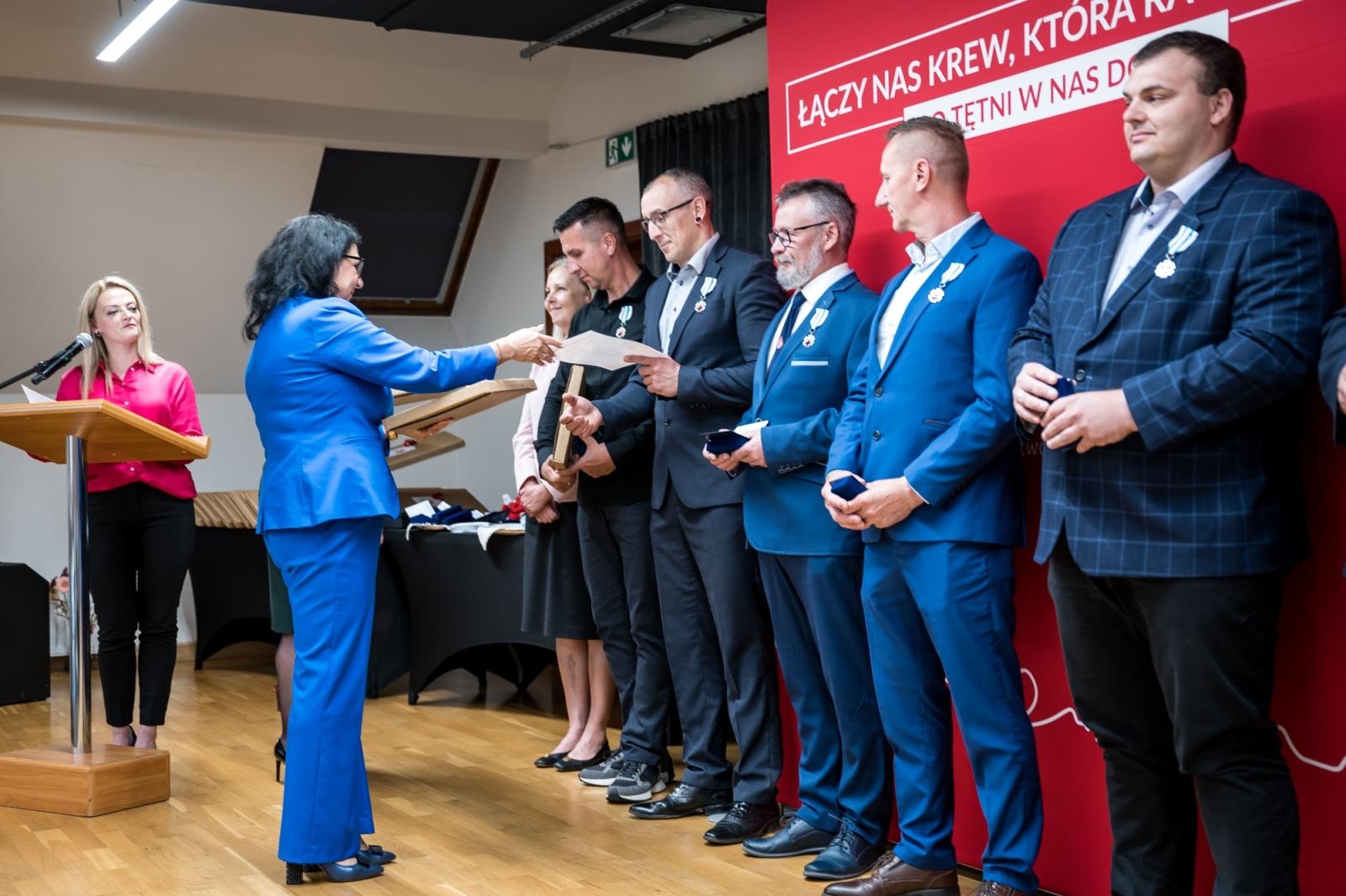 Zdjęcie w galerii na portalu naszraciborz.pl: Zasłużeni krwiodawcy uhonorowani na Zamku Piastowskim w Raciborzu wiadomości z regionu