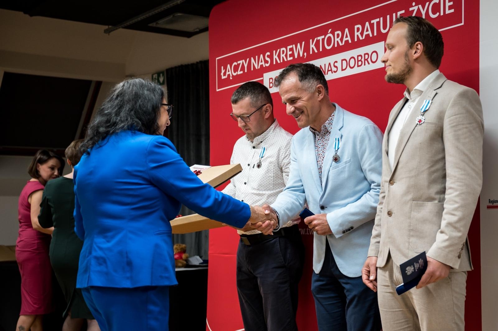 Zdjęcie w galerii na portalu naszraciborz.pl: Zasłużeni krwiodawcy uhonorowani na Zamku Piastowskim w Raciborzu wiadomości z regionu