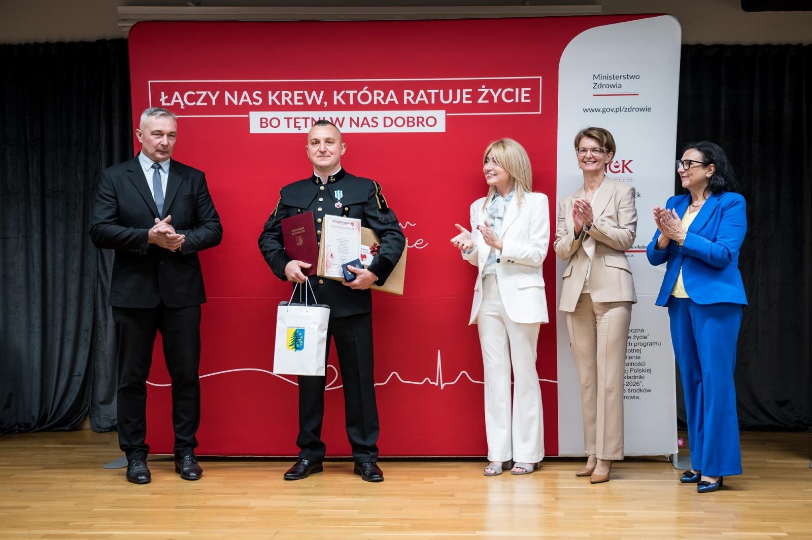 Zdjęcie w galerii na portalu naszraciborz.pl: Zasłużeni krwiodawcy uhonorowani na Zamku Piastowskim w Raciborzu wiadomości z regionu