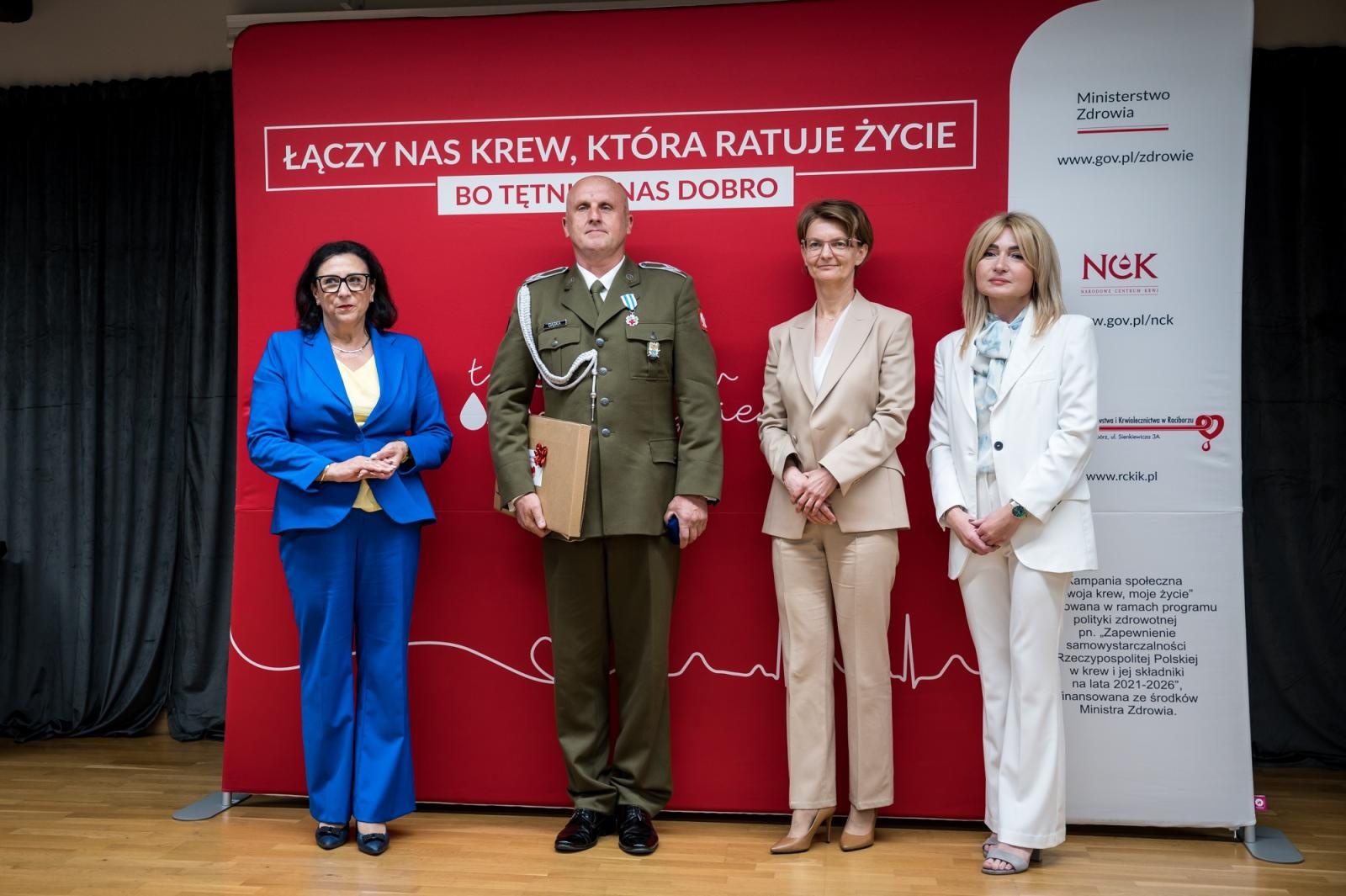 Zdjęcie w galerii na portalu naszraciborz.pl: Zasłużeni krwiodawcy uhonorowani na Zamku Piastowskim w Raciborzu wiadomości z regionu