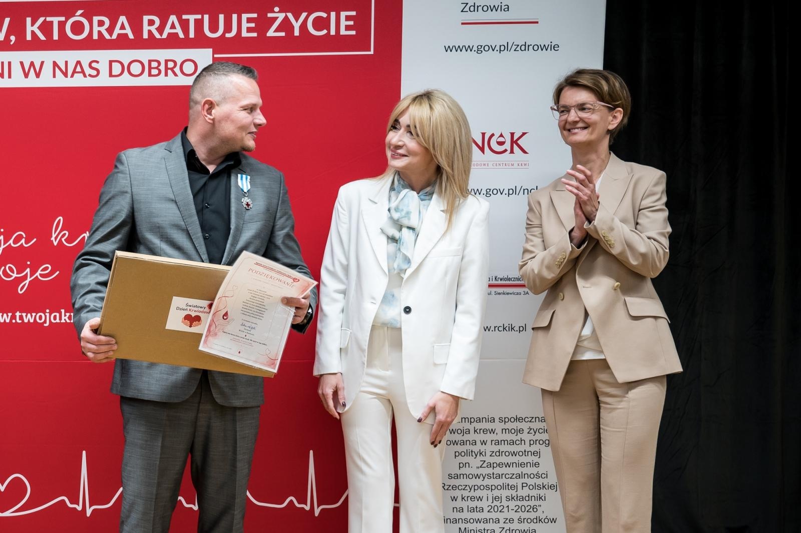 Zdjęcie w galerii na portalu naszraciborz.pl: Zasłużeni krwiodawcy uhonorowani na Zamku Piastowskim w Raciborzu wiadomości z regionu
