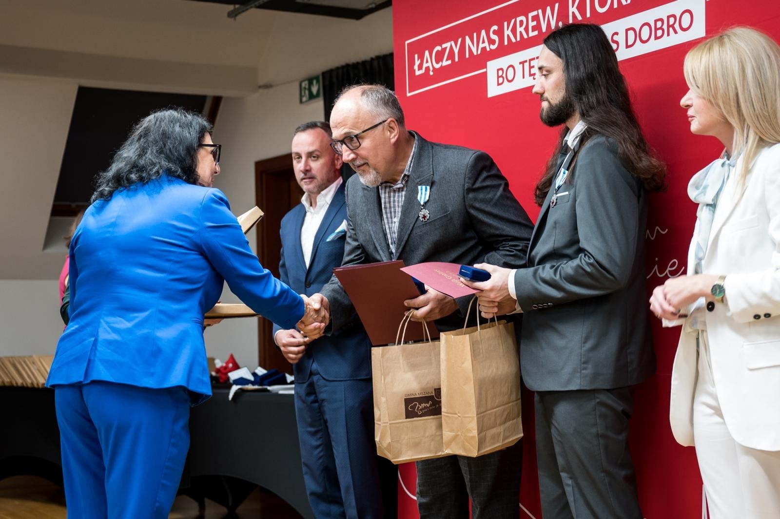 Zdjęcie w galerii na portalu naszraciborz.pl: Zasłużeni krwiodawcy uhonorowani na Zamku Piastowskim w Raciborzu wiadomości z regionu