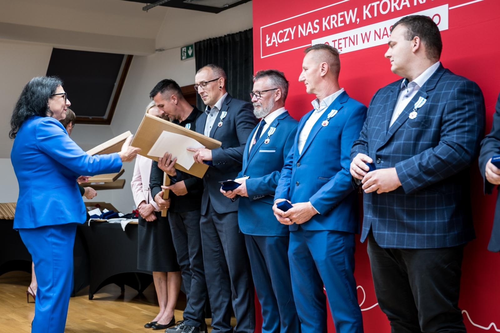 Zdjęcie w galerii na portalu naszraciborz.pl: Zasłużeni krwiodawcy uhonorowani na Zamku Piastowskim w Raciborzu wiadomości z regionu