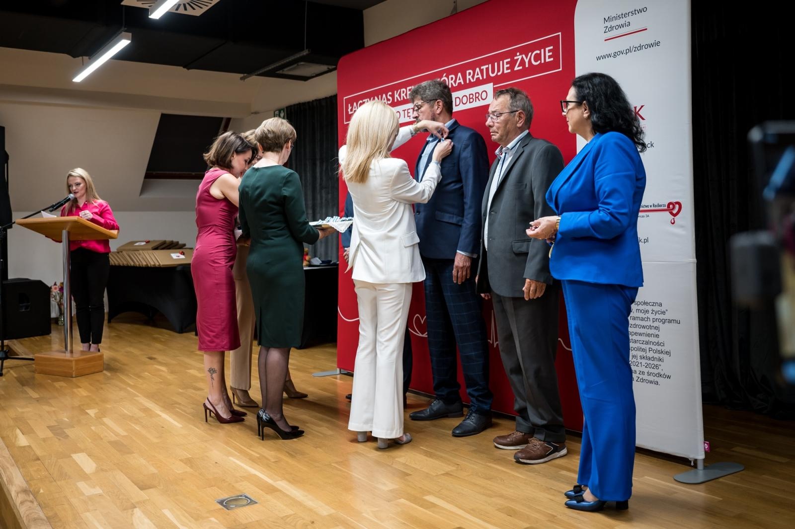 Zdjęcie w galerii na portalu naszraciborz.pl: Zasłużeni krwiodawcy uhonorowani na Zamku Piastowskim w Raciborzu wiadomości z regionu