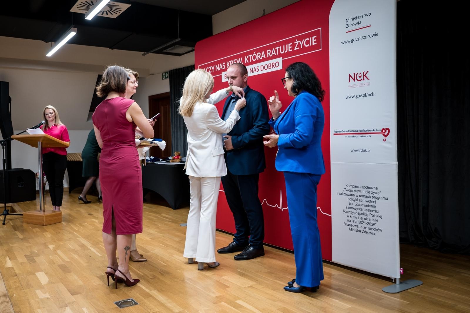 Zdjęcie w galerii na portalu naszraciborz.pl: Zasłużeni krwiodawcy uhonorowani na Zamku Piastowskim w Raciborzu wiadomości z regionu